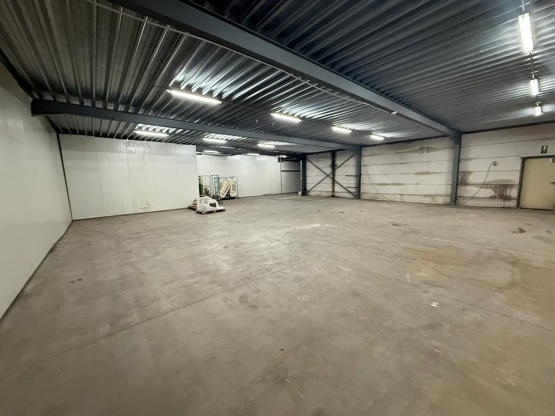 Bedrijfsgebouw te koop op commerciële ligging in Putte foto 3
