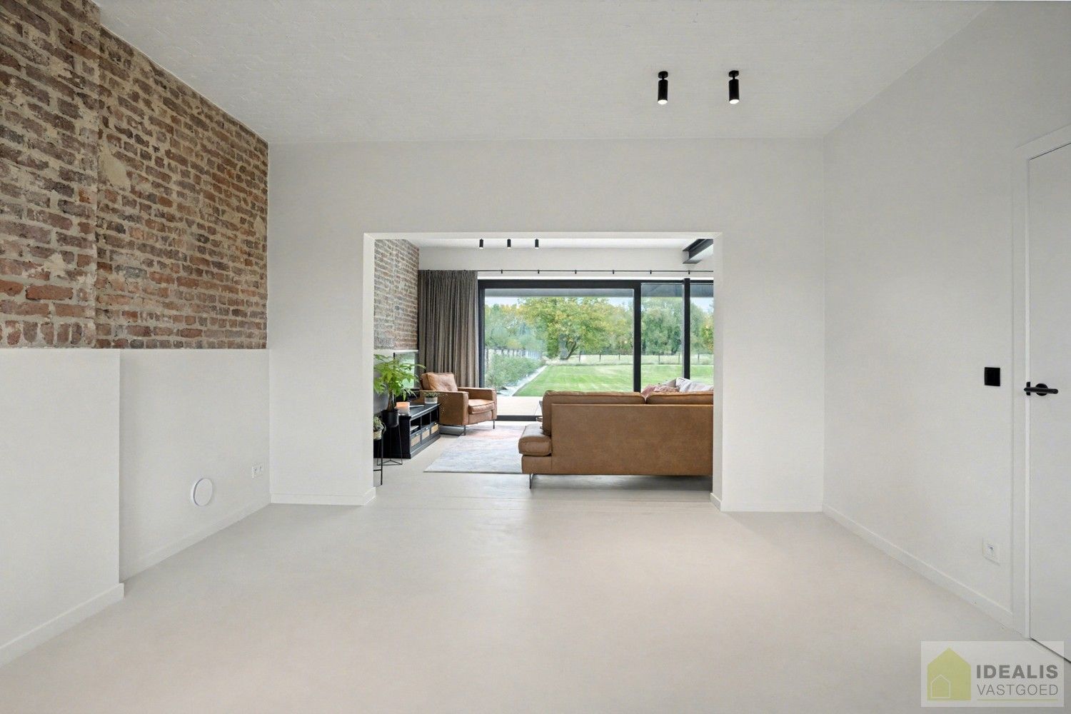 IDEALIS VASTGOED - EEN BIJZONDER HUIS, EEN BIJZONDERE LOCATIE, EEN UNIEKE KANS OM TE WONEN IN EEN AUTHENTIEK LANDHUIS MET EEN PRACHTIGE INRICHTING EN EEN HOOGWAARDDIGE AFWERKINGSGRAAD! foto 17