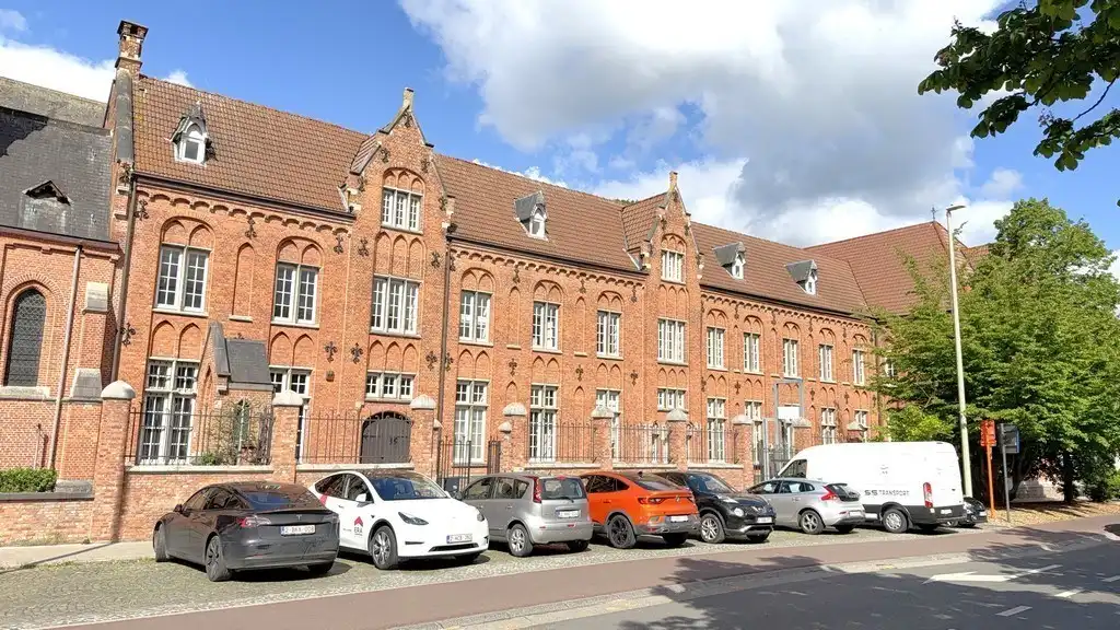 Unieke kantoren te huur in Capucienenklooster te Aalst foto {{pictureIndex}}