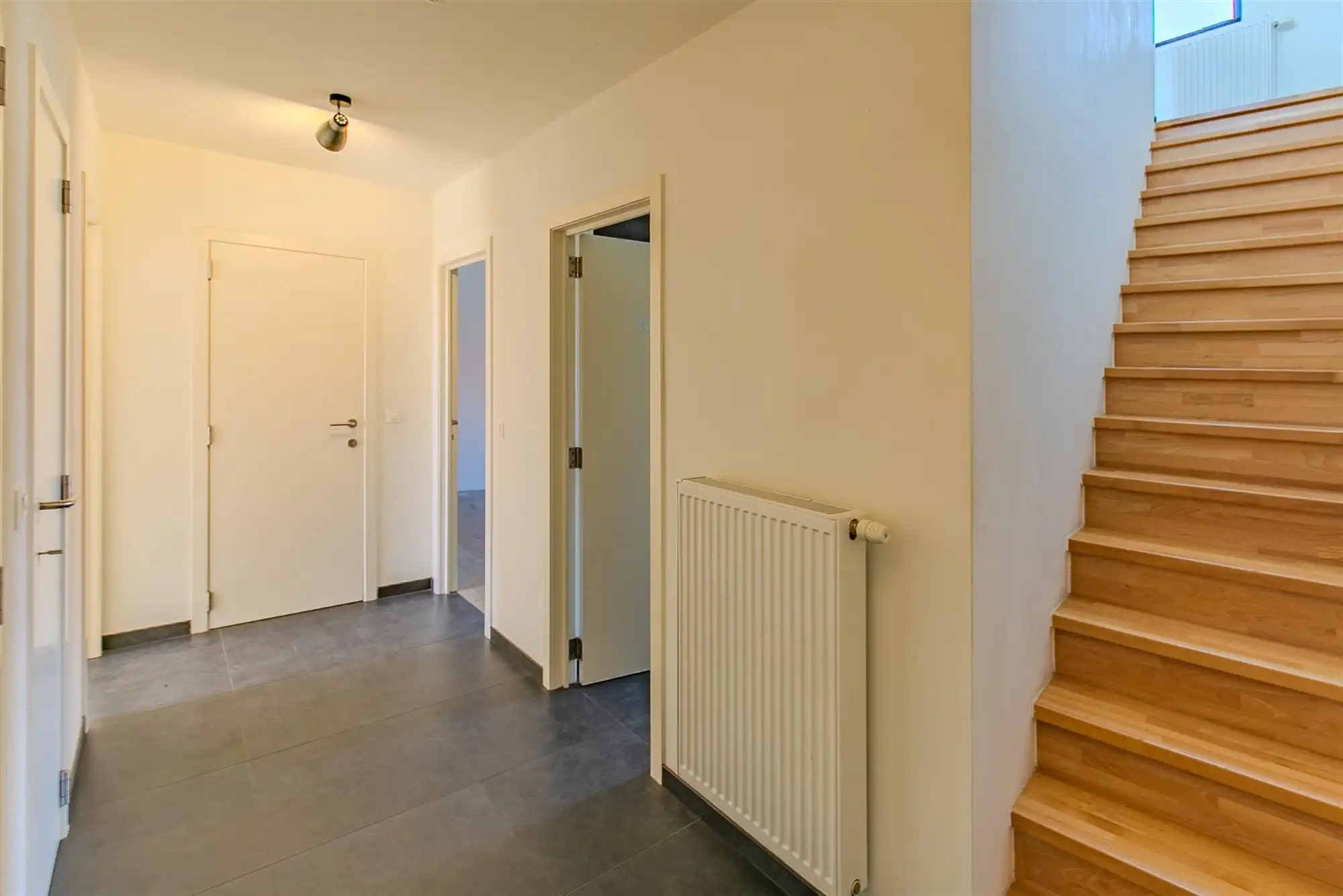 Cetraal gelegen modern appartement te Eernegem. foto 9