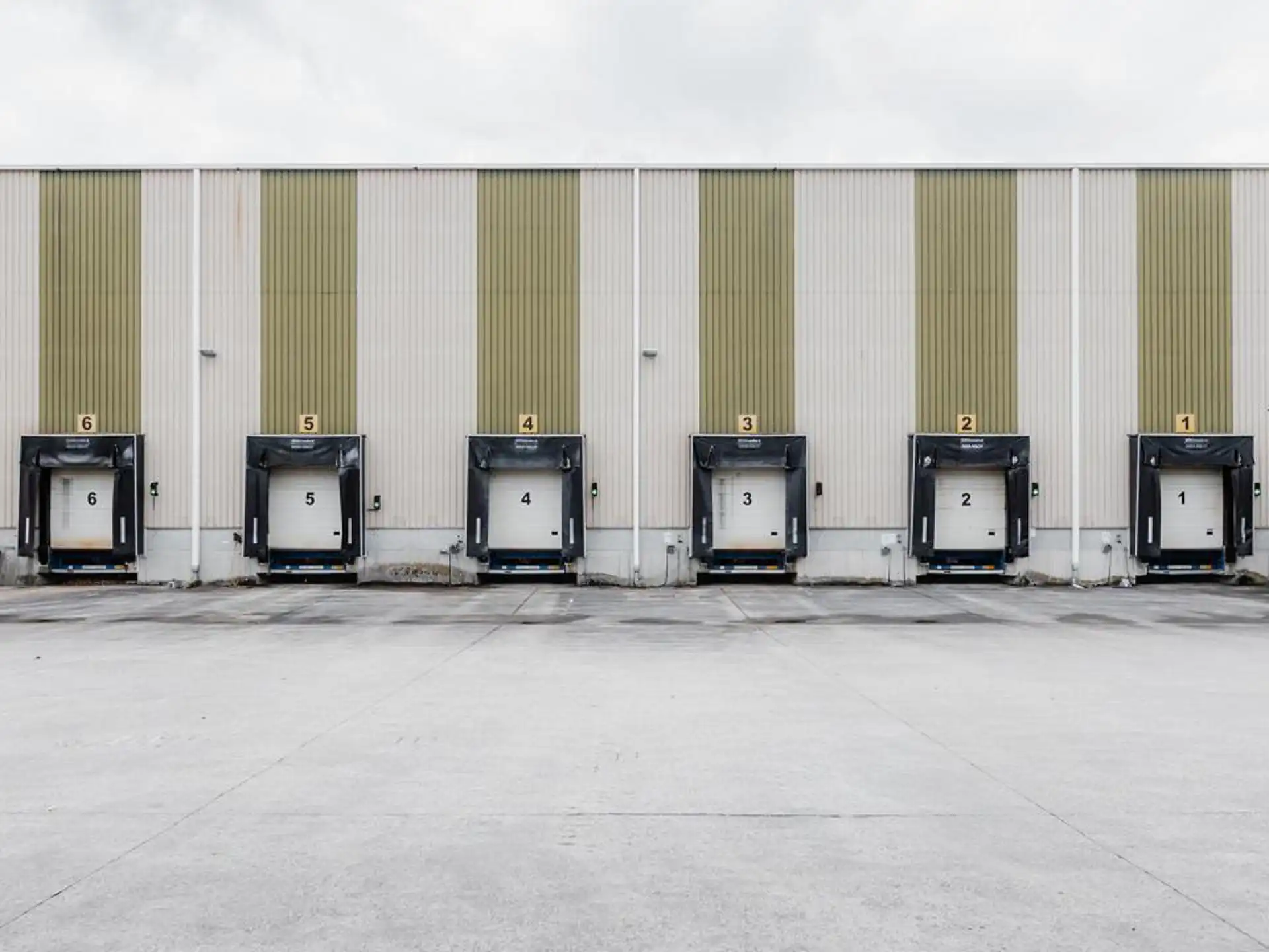 TE HUUR Logistiek bedrijfsgebouw foto 3