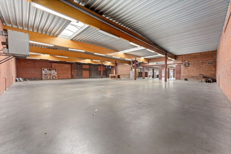 Ruime handelsruimte met loods- of opslagmogelijkheden foto 8