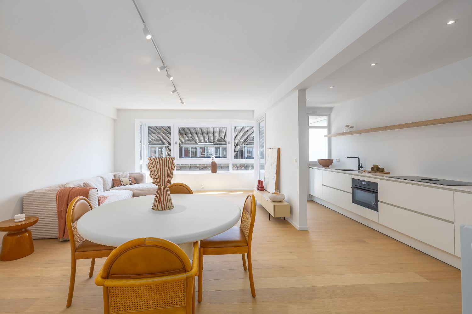 Gerenoveerd twee slaapkamer appartement op centrale ligging foto 4