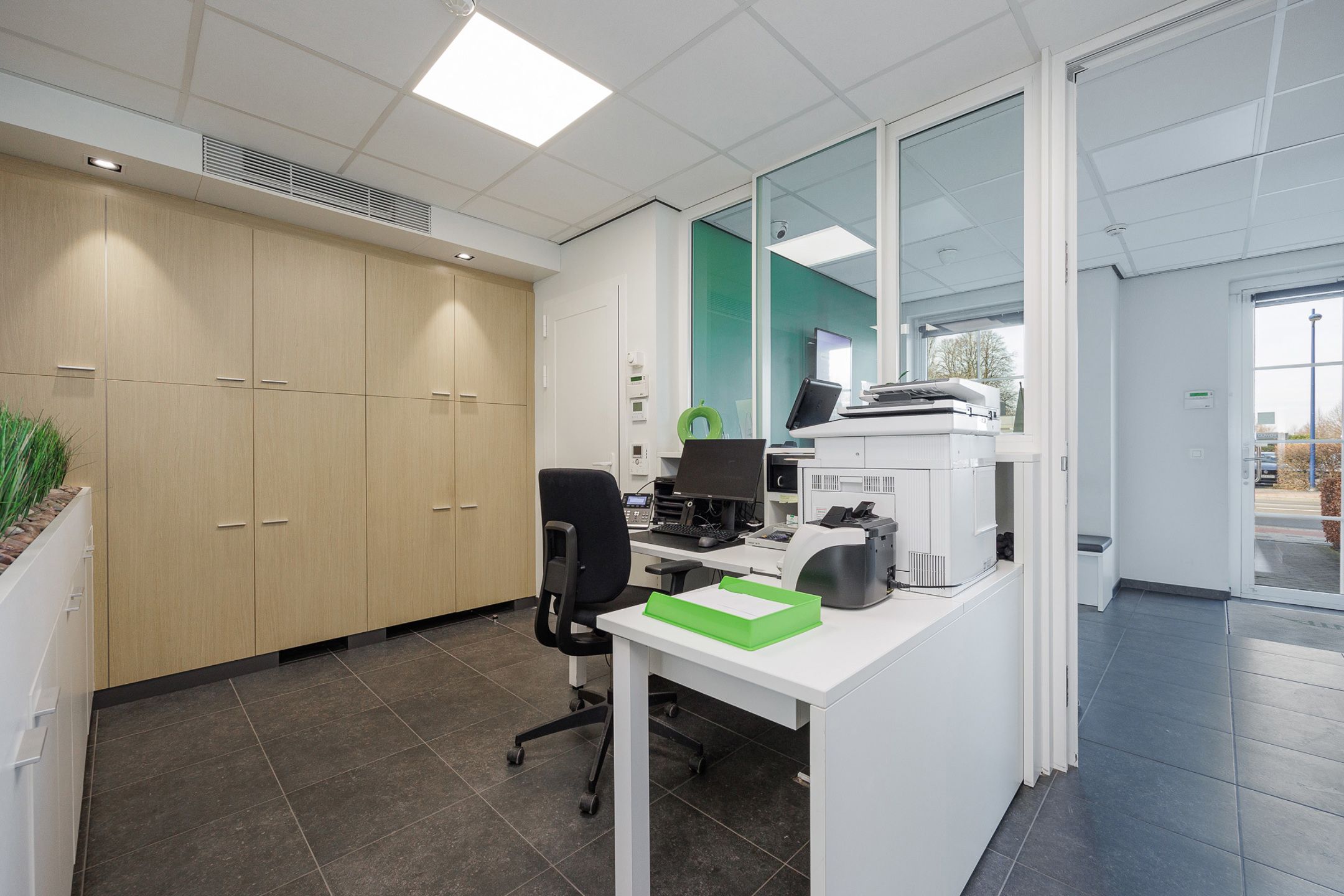 Kantoor 95 m² + tuin en 2 autostaanplaatsen op top locatie foto 7