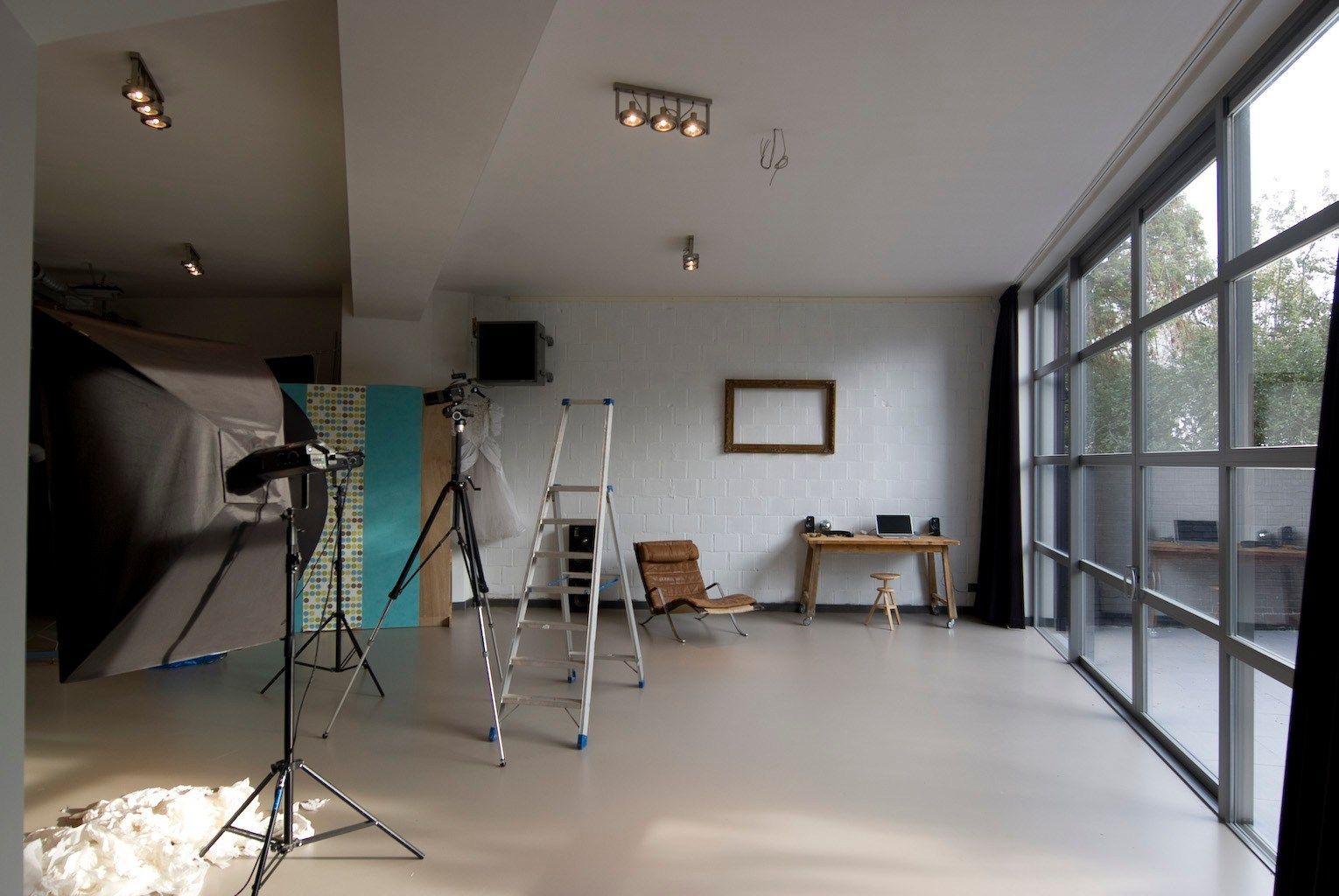 Handelsgelijkvloers met polyvalente ruimte, garage, terras, keuken en badkamer te koop in Klemskerke (De Haan) foto 4