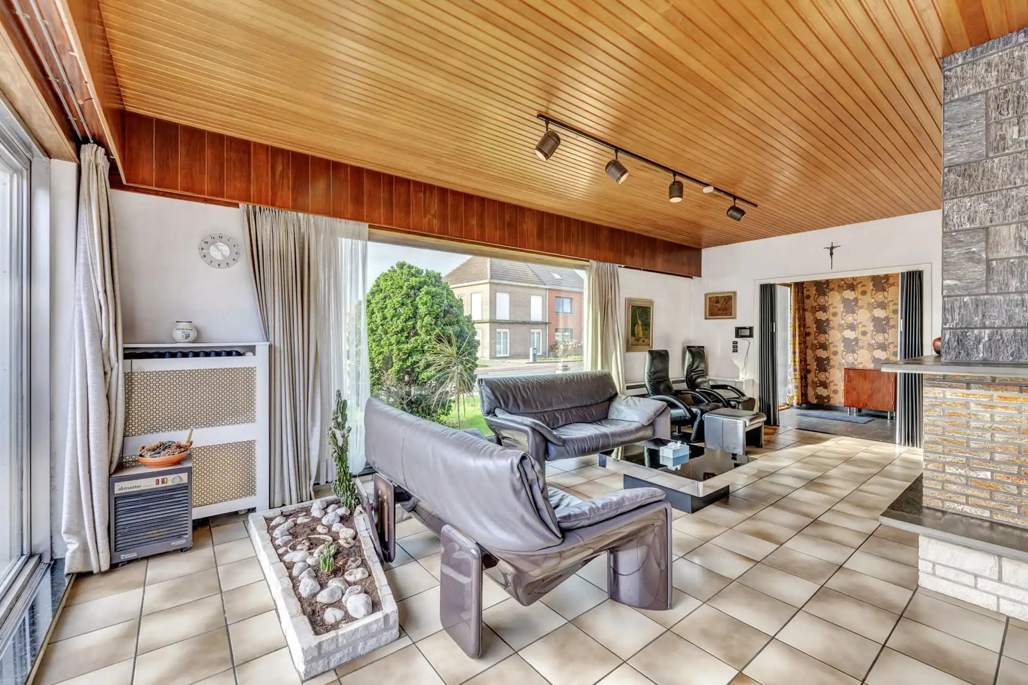 Bungalow met garage en tuintje op strategische ligging foto 5