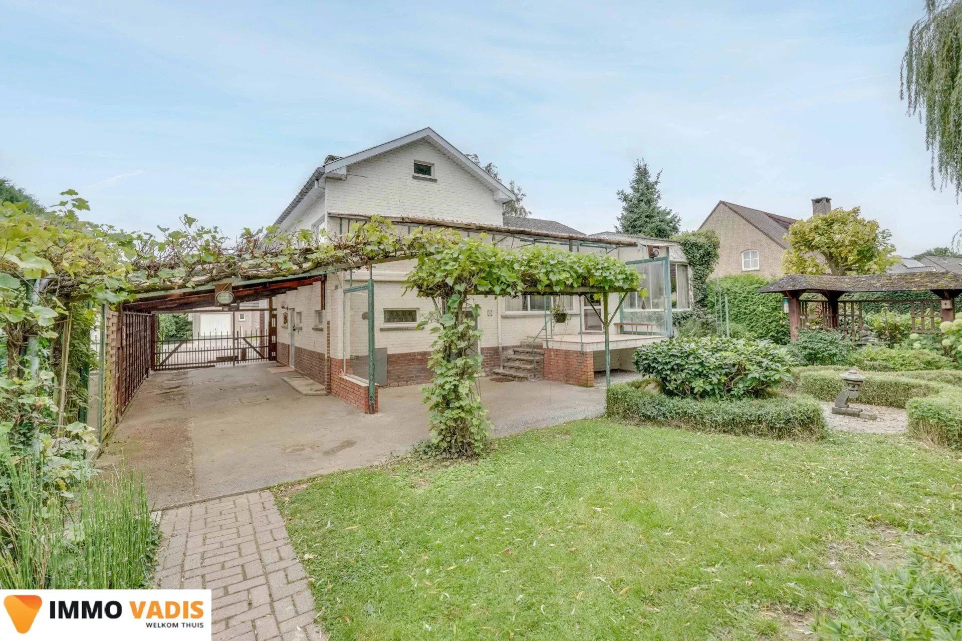 Te renoveren woning met  garage en mooie tuin foto 2
