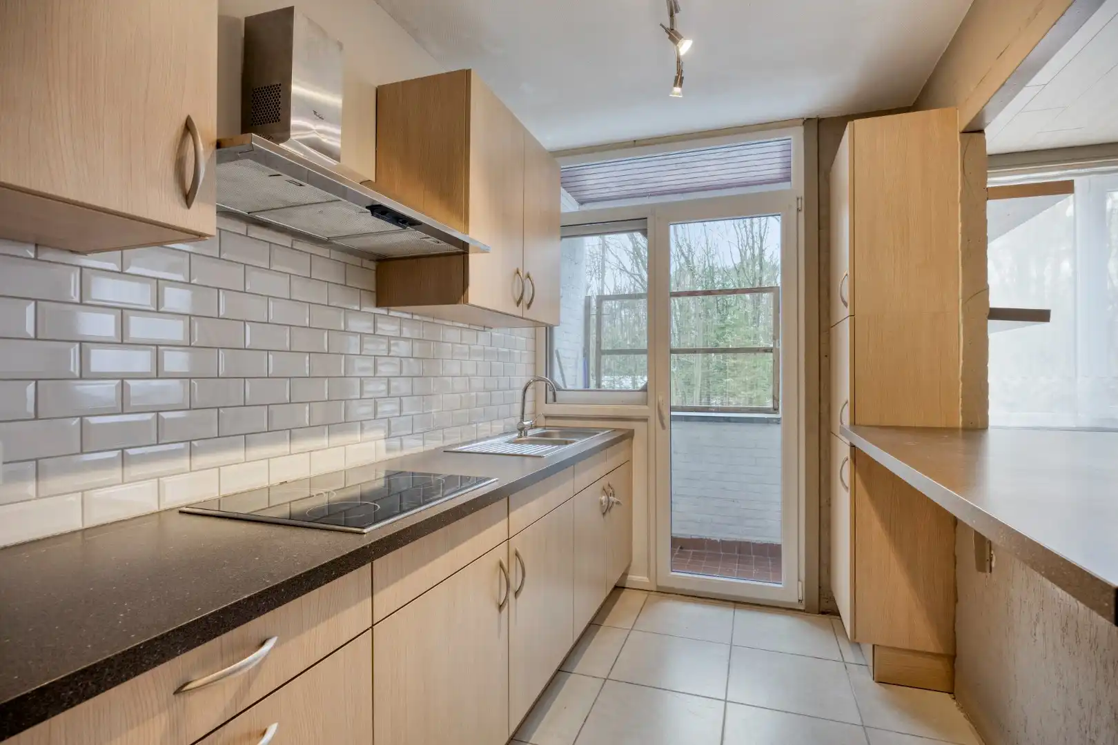 Rustig gelegen gezellige appartement met 2 slpks, terras en dubbele carport !  foto 6