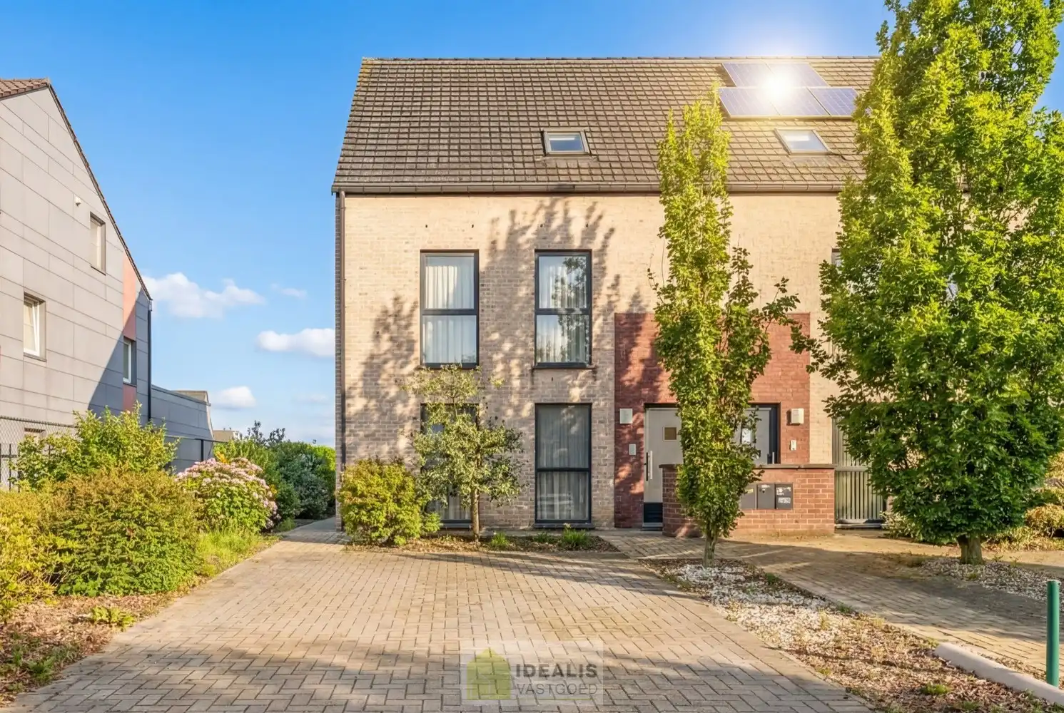 IDEALIS VASTGOED – INSTAPKLAAR DUPLEX APPARTEMENT GELEGEN OP UITERST CENTRALE LOCATIE TE HECHTEL-EKSEL foto {{pictureIndex}}