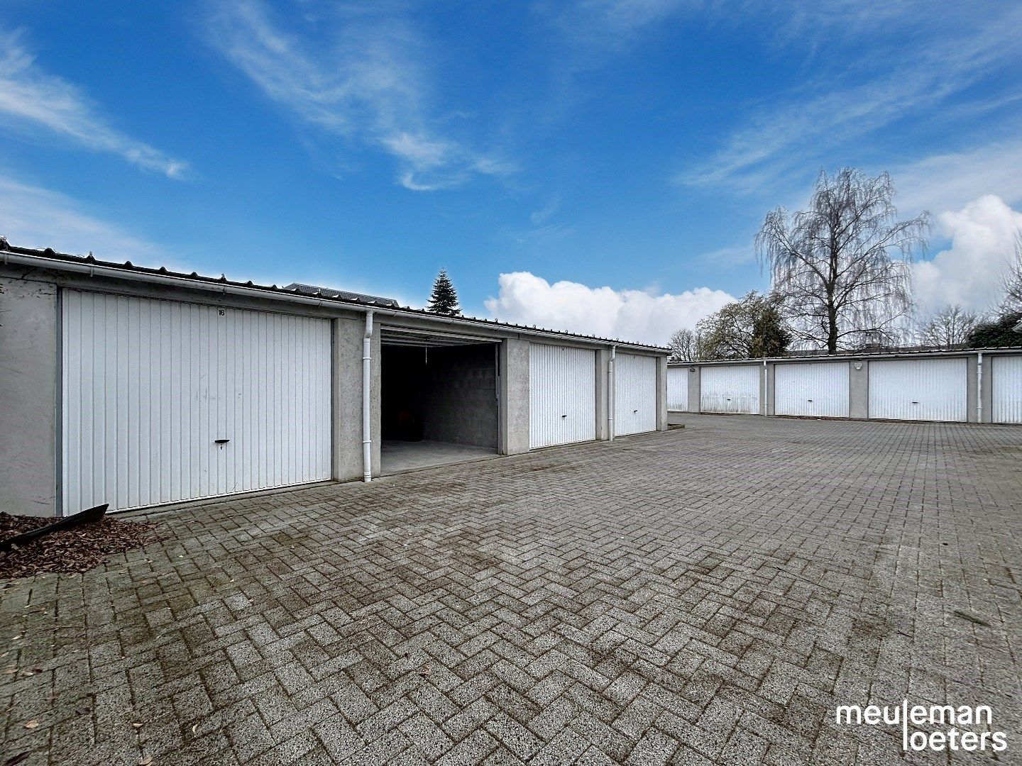 Vlot bereikbare garagebox in centrum foto {{pictureIndex}}