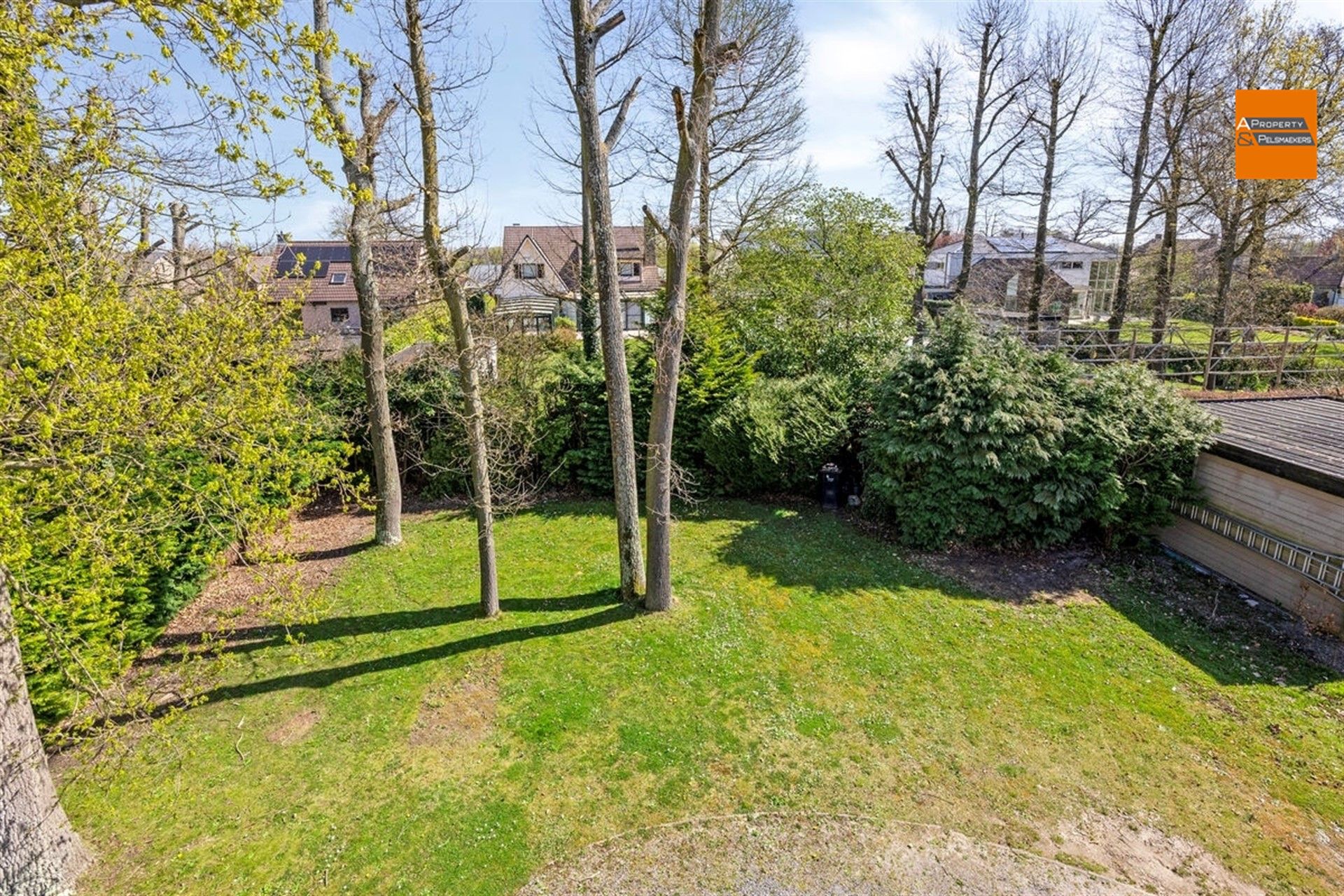 Ruime gerenoveerde villa met 4 slaapkmaers in residentiele wijk foto 3