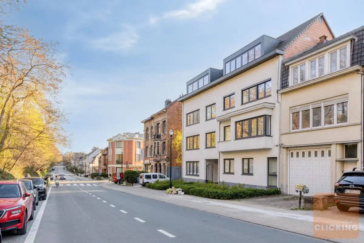 Stijlvol en recent appartement met tuin en patio foto 26