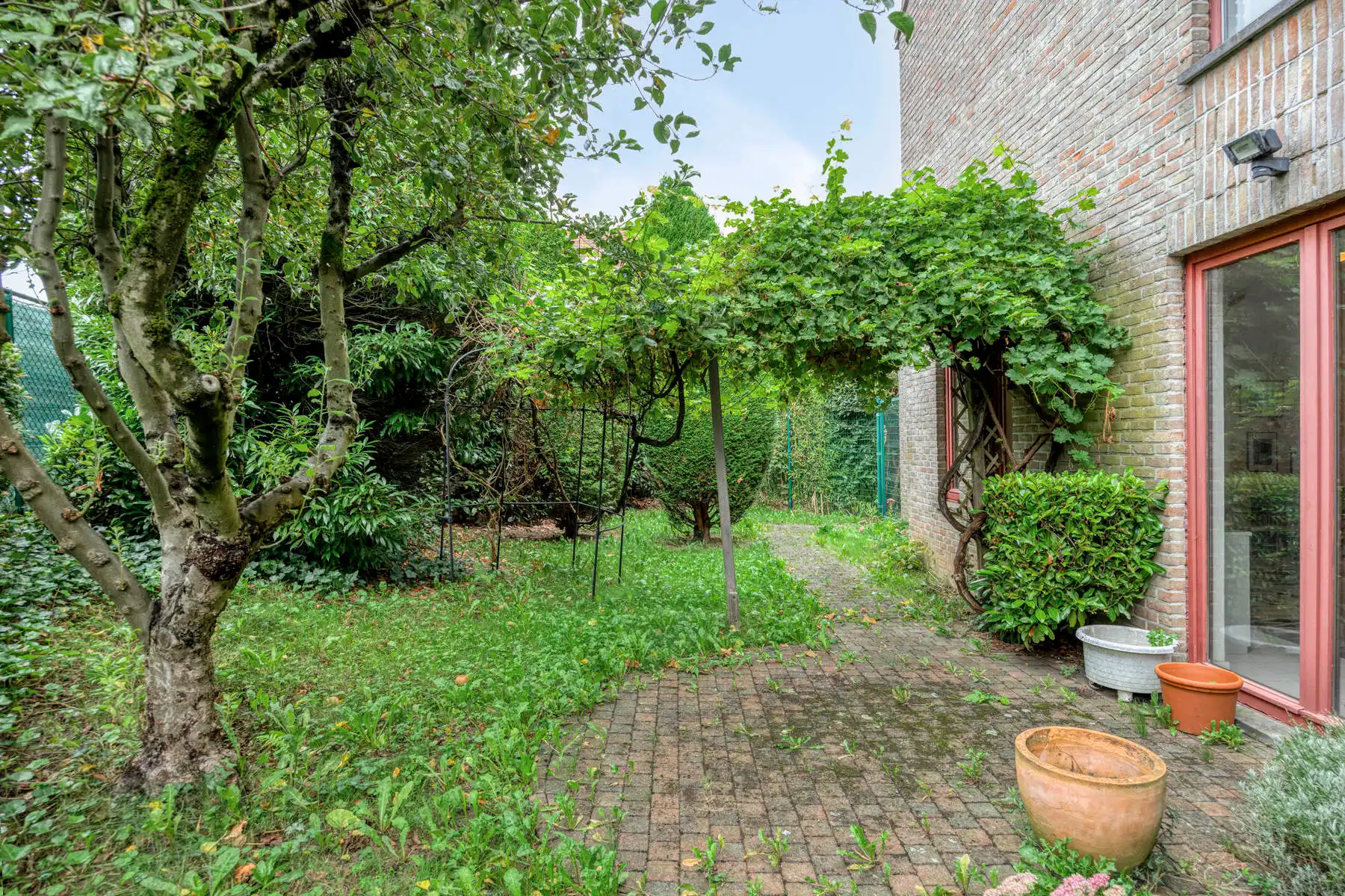 Ruime halfopen gezinswoning met tuin te Dilbeek foto 2