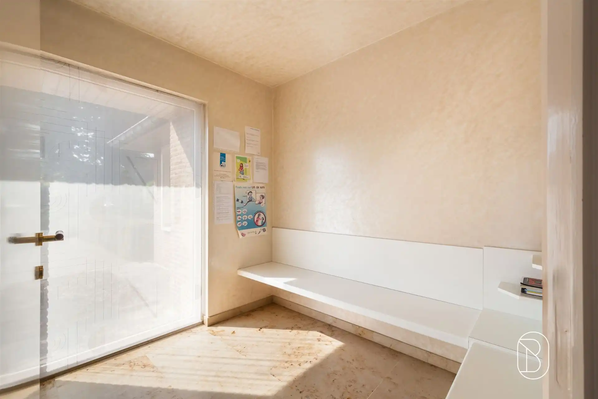 Ruime villa met praktijkruimte in doodlopende straat foto 19