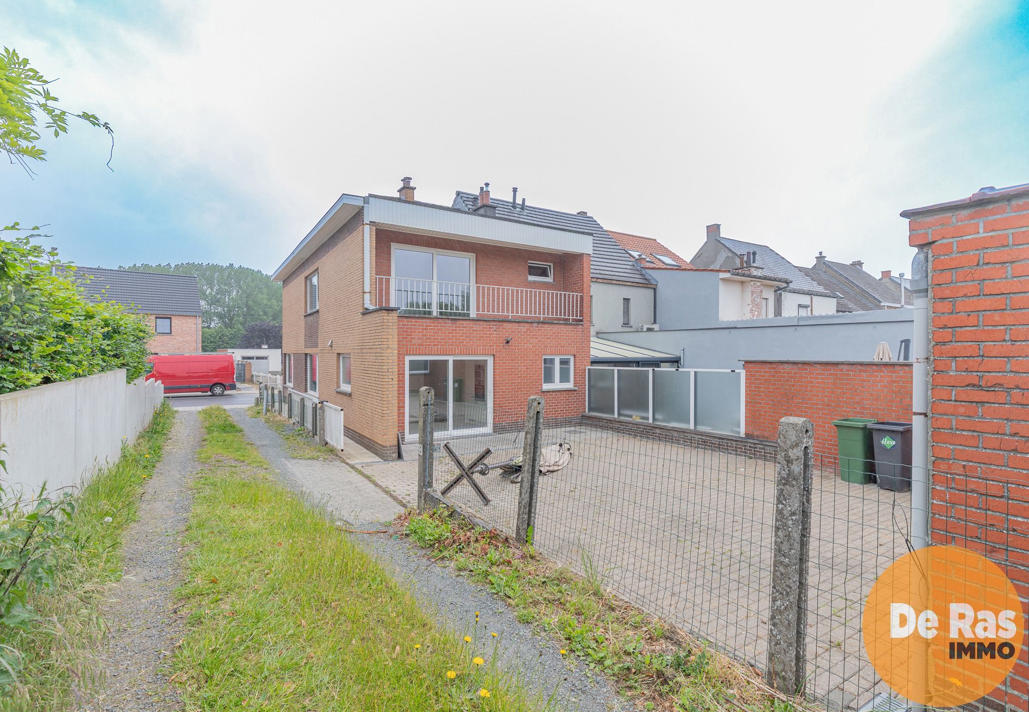 ERPE-MERE - Praktische halfopen woning met garage/loods. foto 25