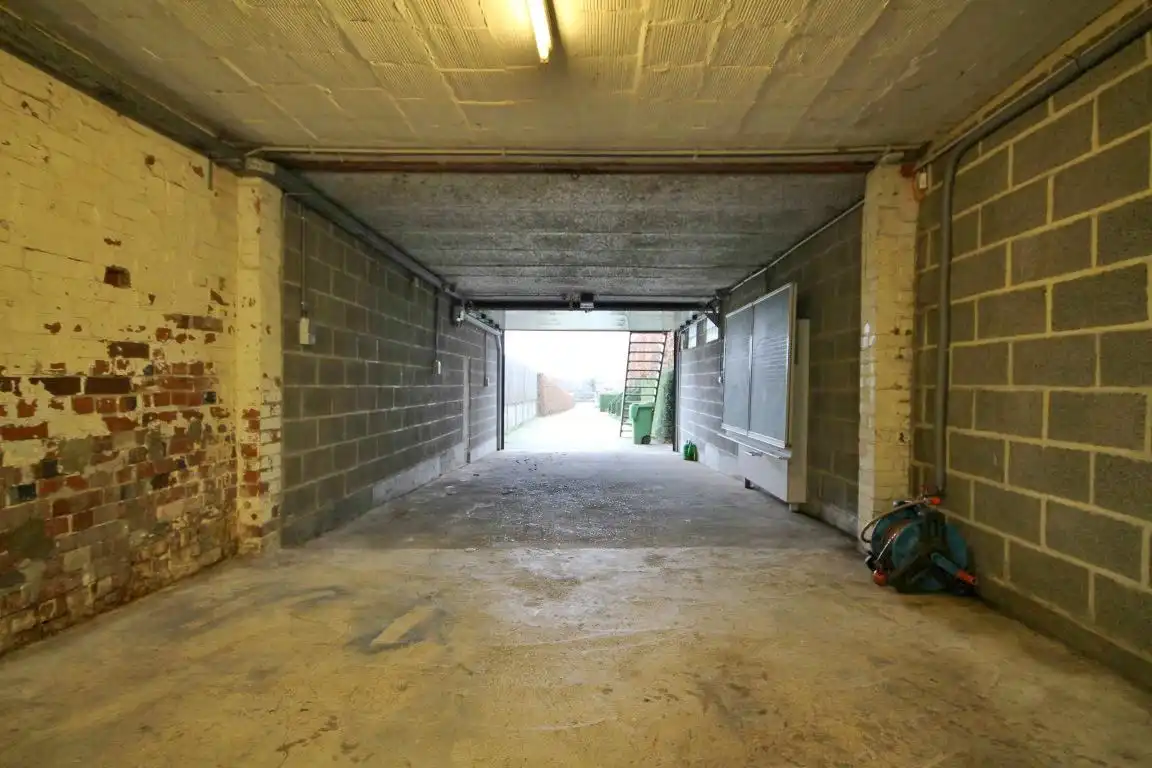 Zeer ruime woning net buiten het stadscentrum! foto 36