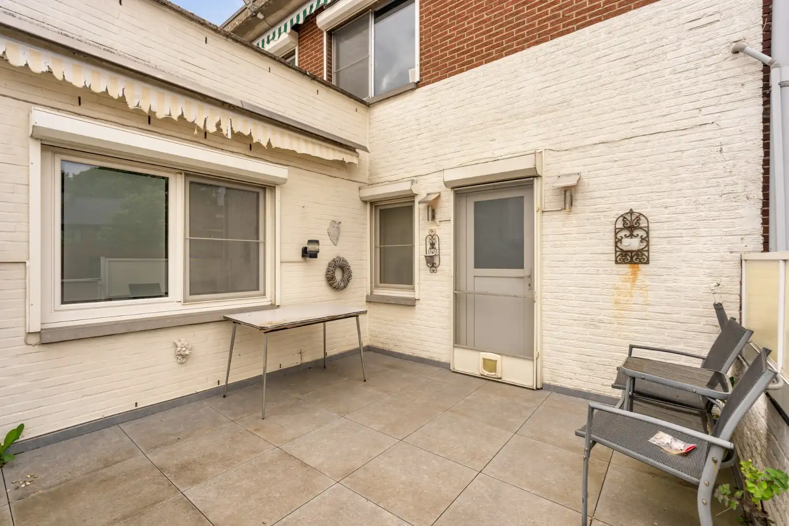Gelijkvloers, degelijk appartement met 2 slaapkamers, ruim terras, carport en garage. foto 29