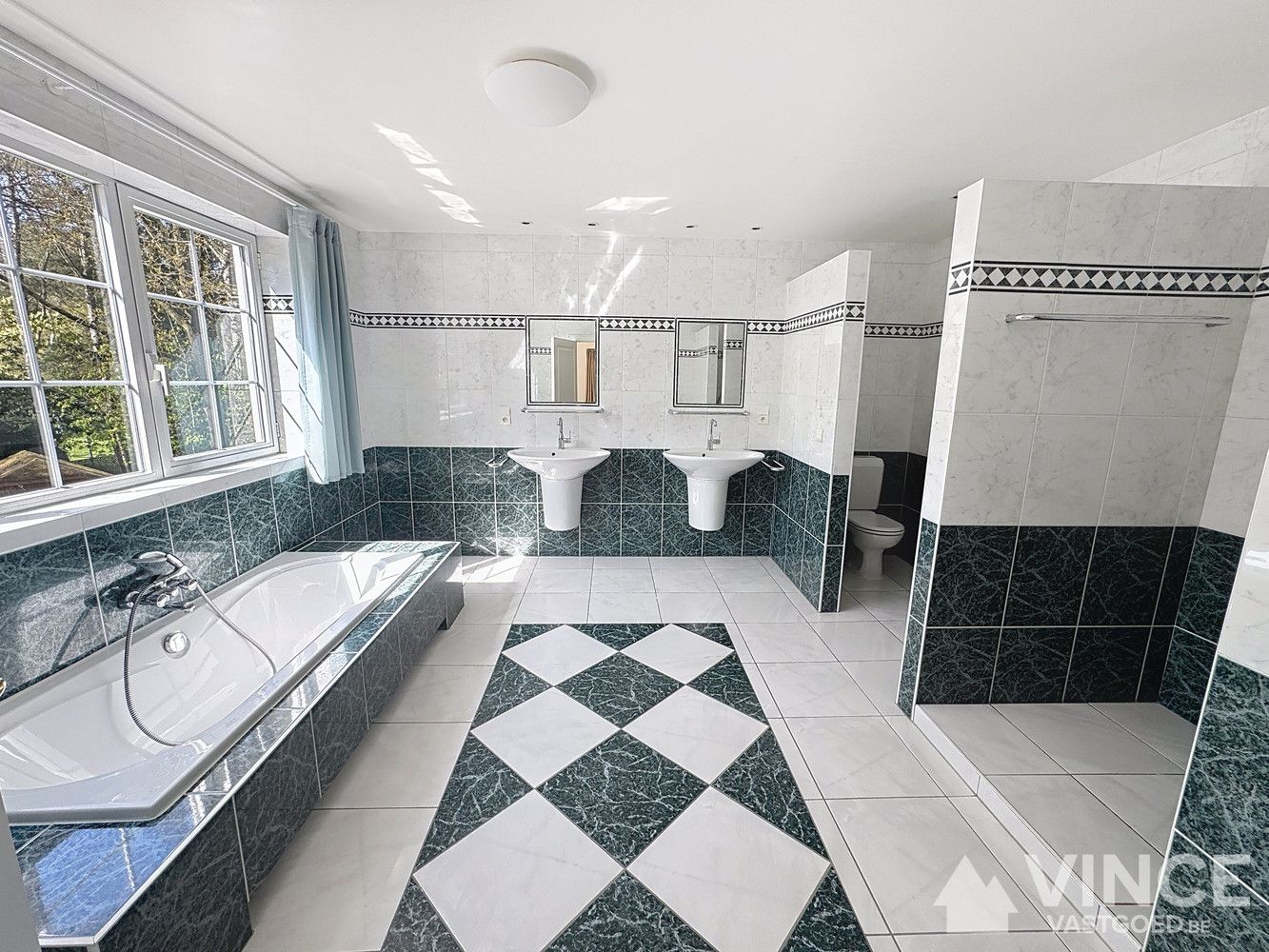 Prachtige villa in een rustige straat, omringd door groen foto 20