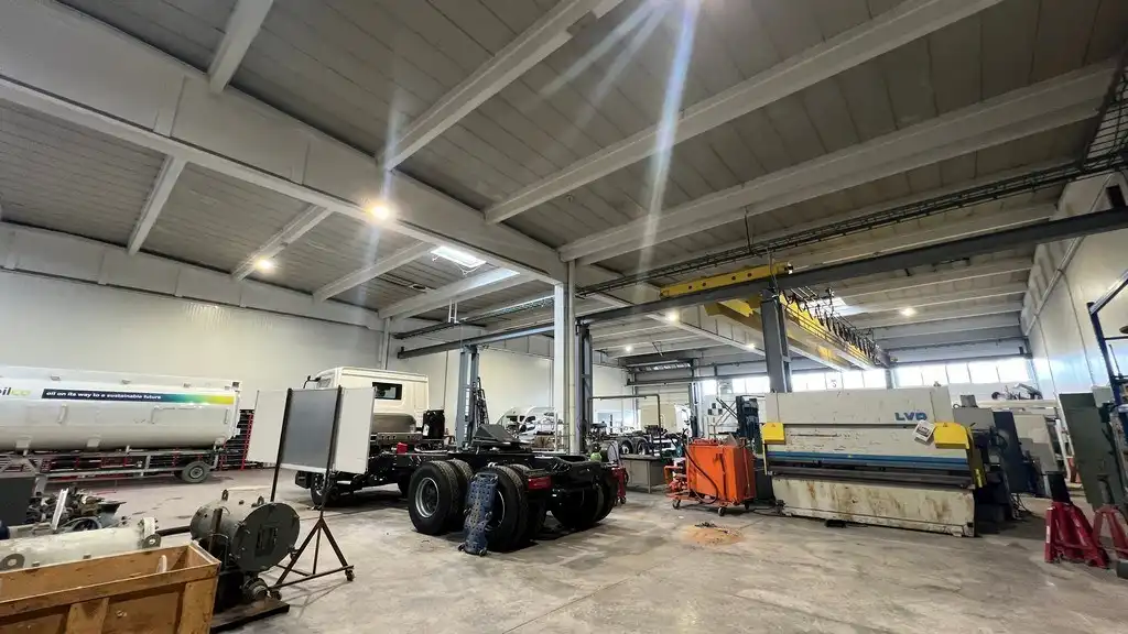 Magazijn met rolbrug en kantoren nabij N47 in Zele foto 18