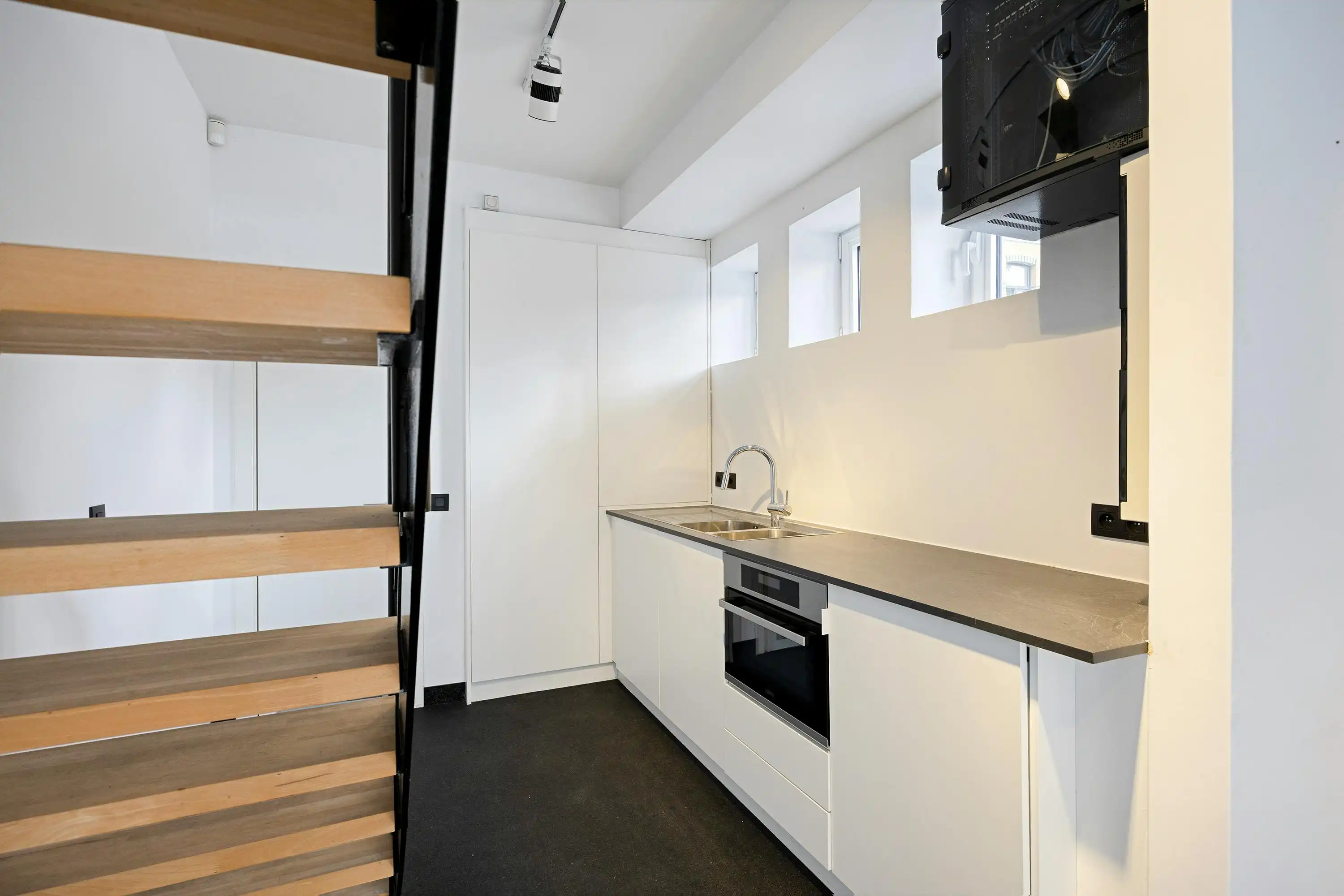 Veelzijdig eigendom met ruime woning, handelspand en magazijn foto 34