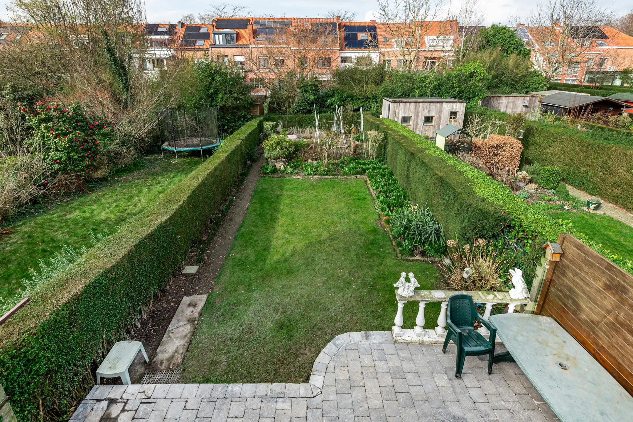 Ruime woning met garage en mooie tuin op fijne locatie foto 2