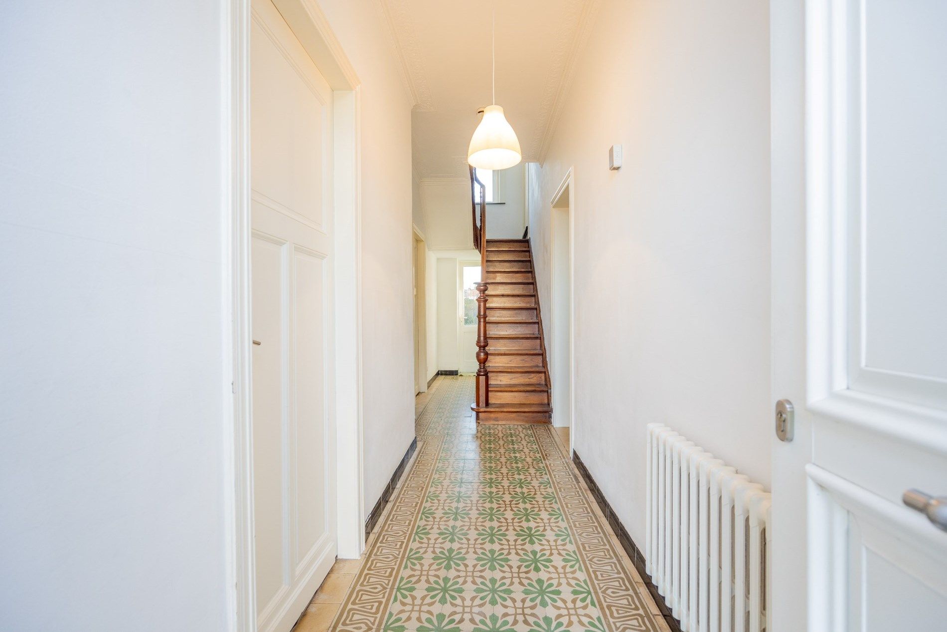 CHARMANTE BURGERWONING MET GARAGE foto 3