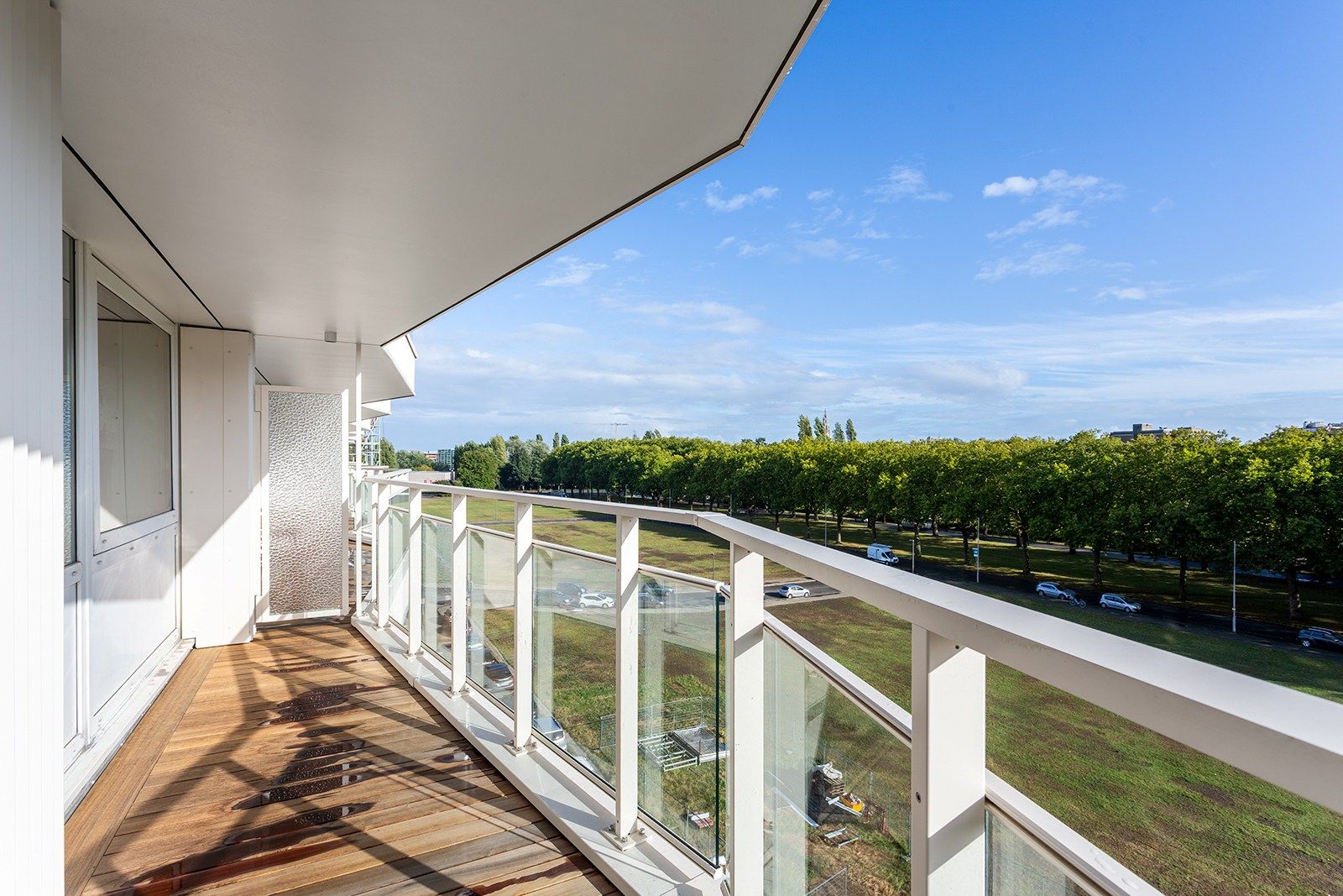 Instapklaar 3-slaapkamerappartement op de 5e verdieping met zuidgericht terras foto 2