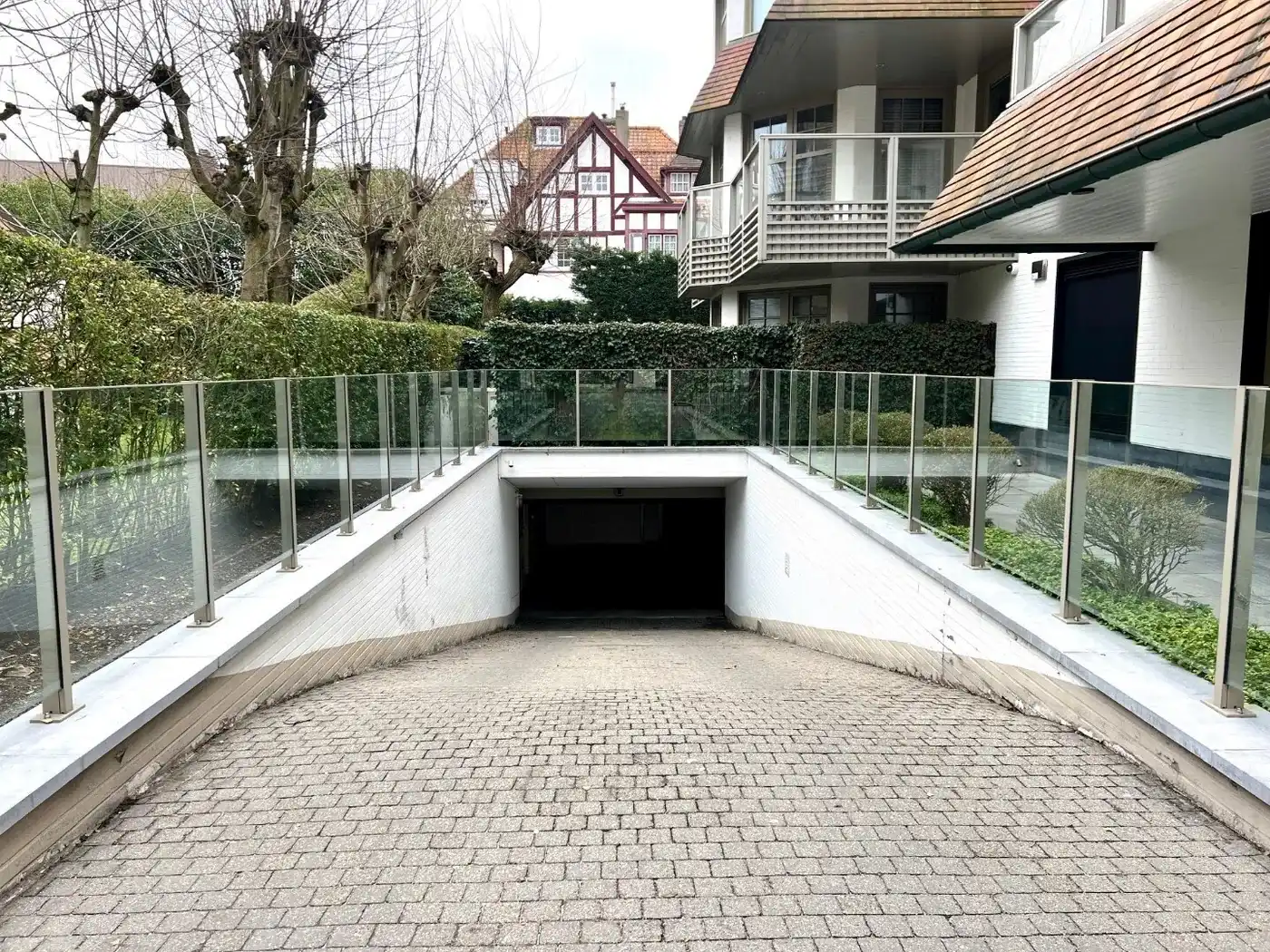 Zeer goed gelegen garagebox langs de Kustlaan- Zoute - Res. Balmoral  foto 2