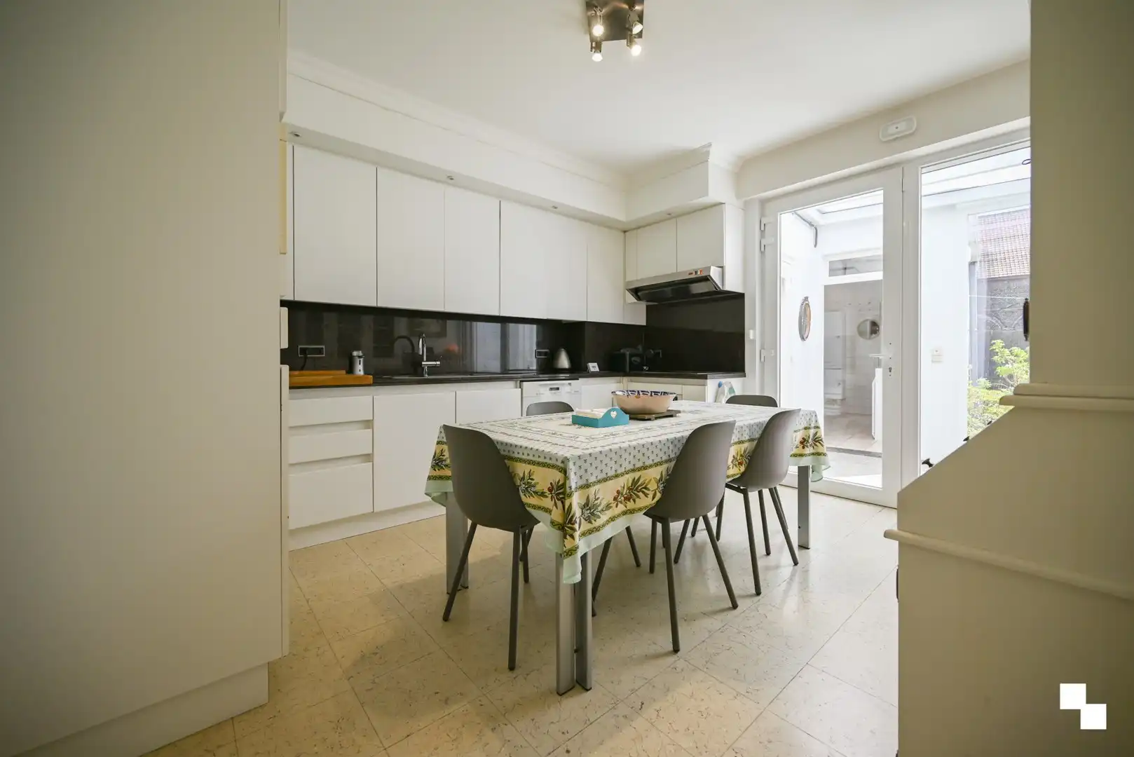 Ruime gezinswoning met vier slaapkamers, garages en extra naastliggend perceel foto 8