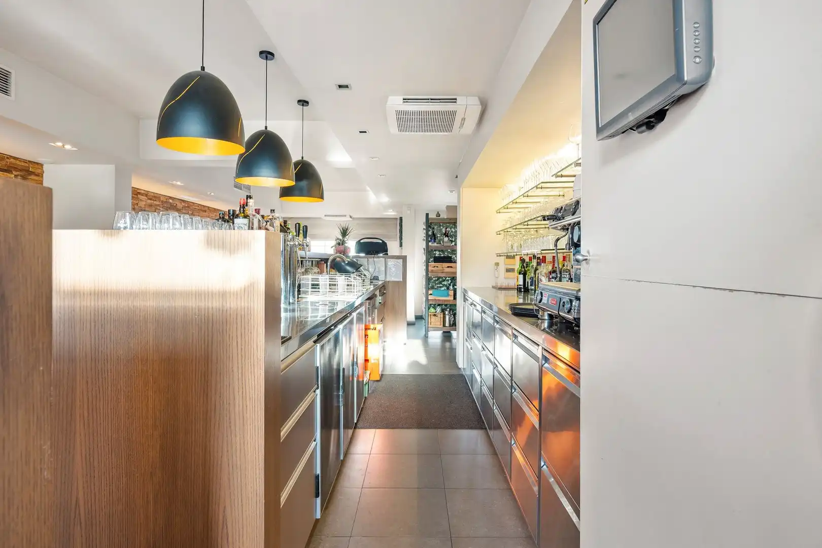 Gebouw waar het gezellige restaurant "De Vondel" is ondergebracht met woonst en voldoende parking op eigen terrein foto 17