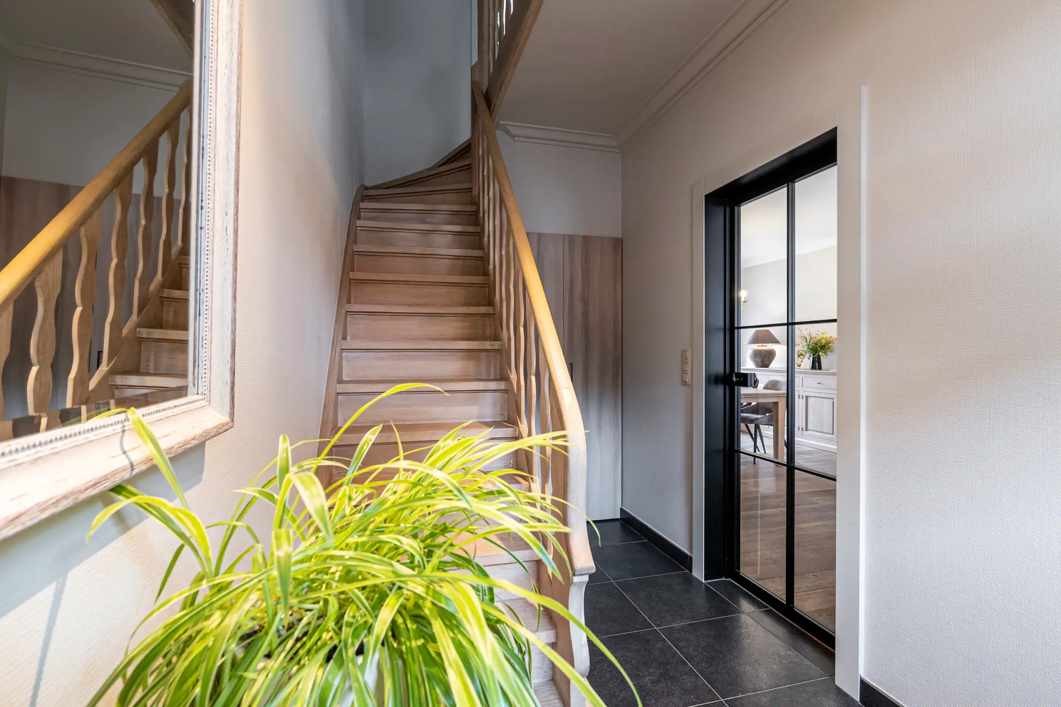 Instapklare ruime woning met tuin aan rand van het centrum. foto 2