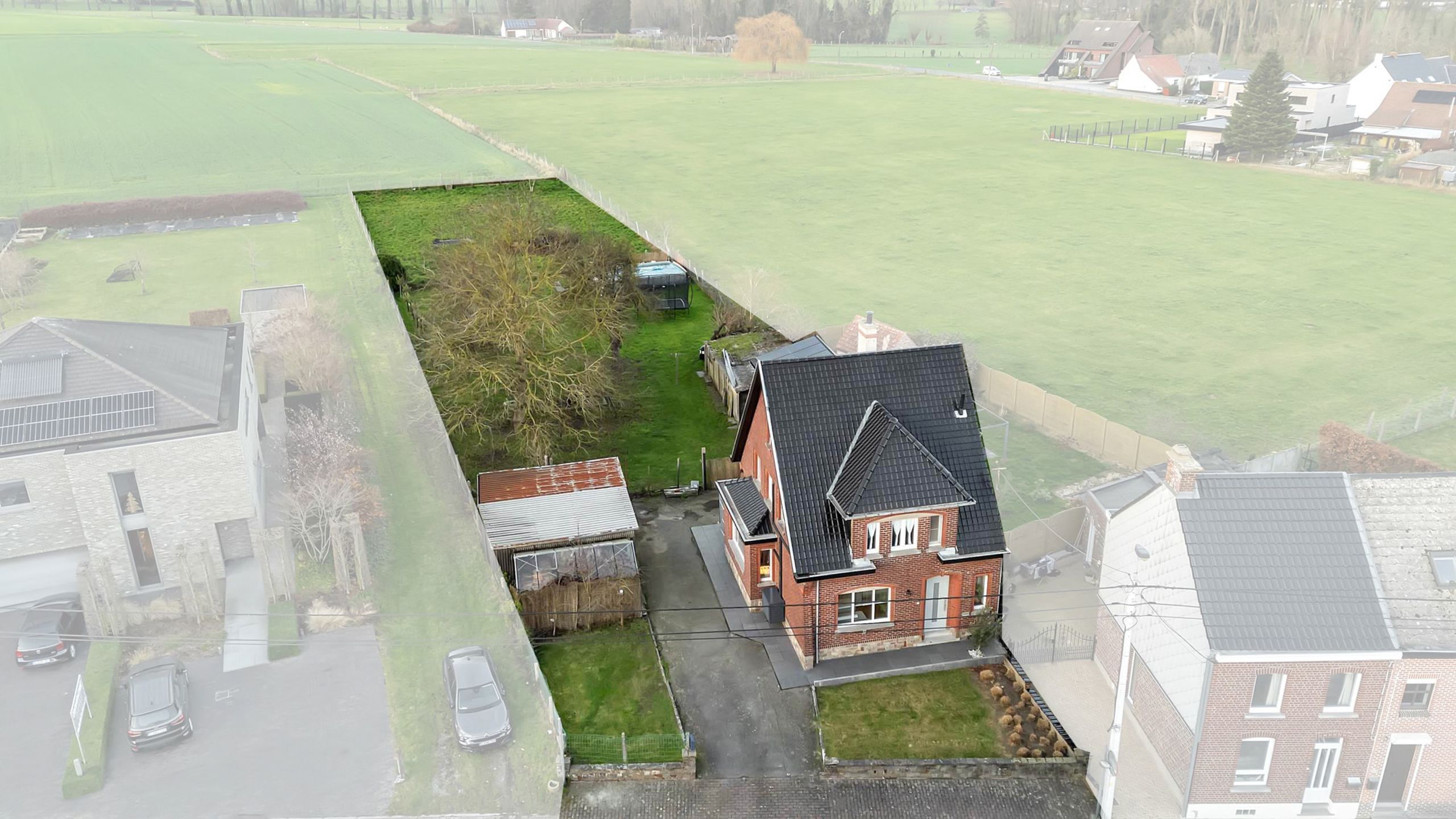 Energiezuinige woning met grote tuin en zonnepanelen foto {{pictureIndex}}