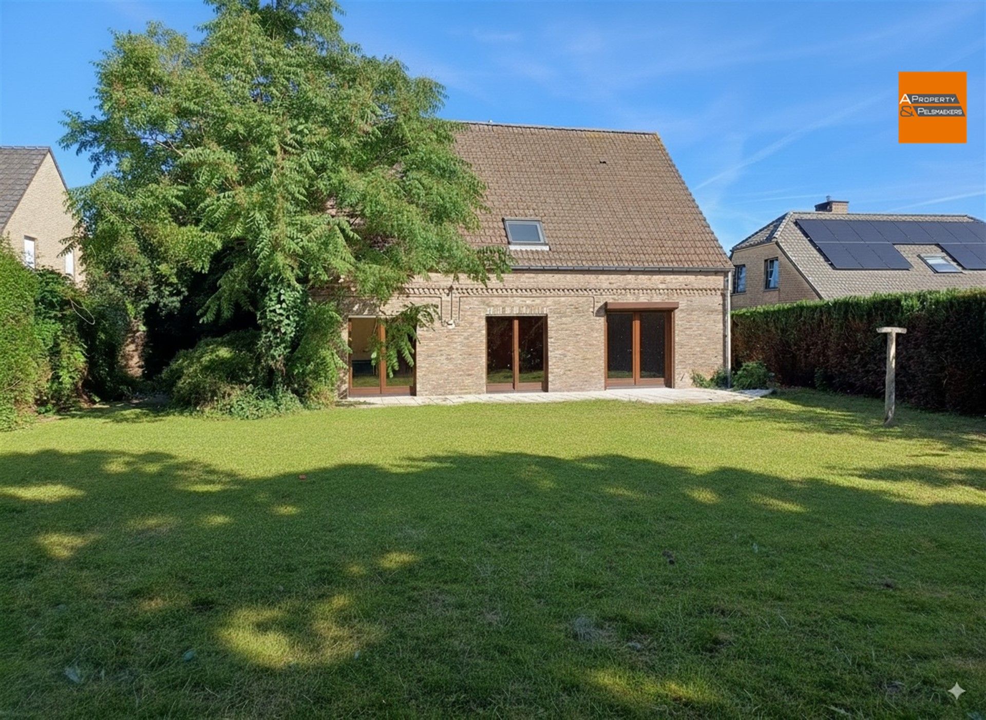 Ruime villa  met 5 slpk, garage en grote tuin foto 3