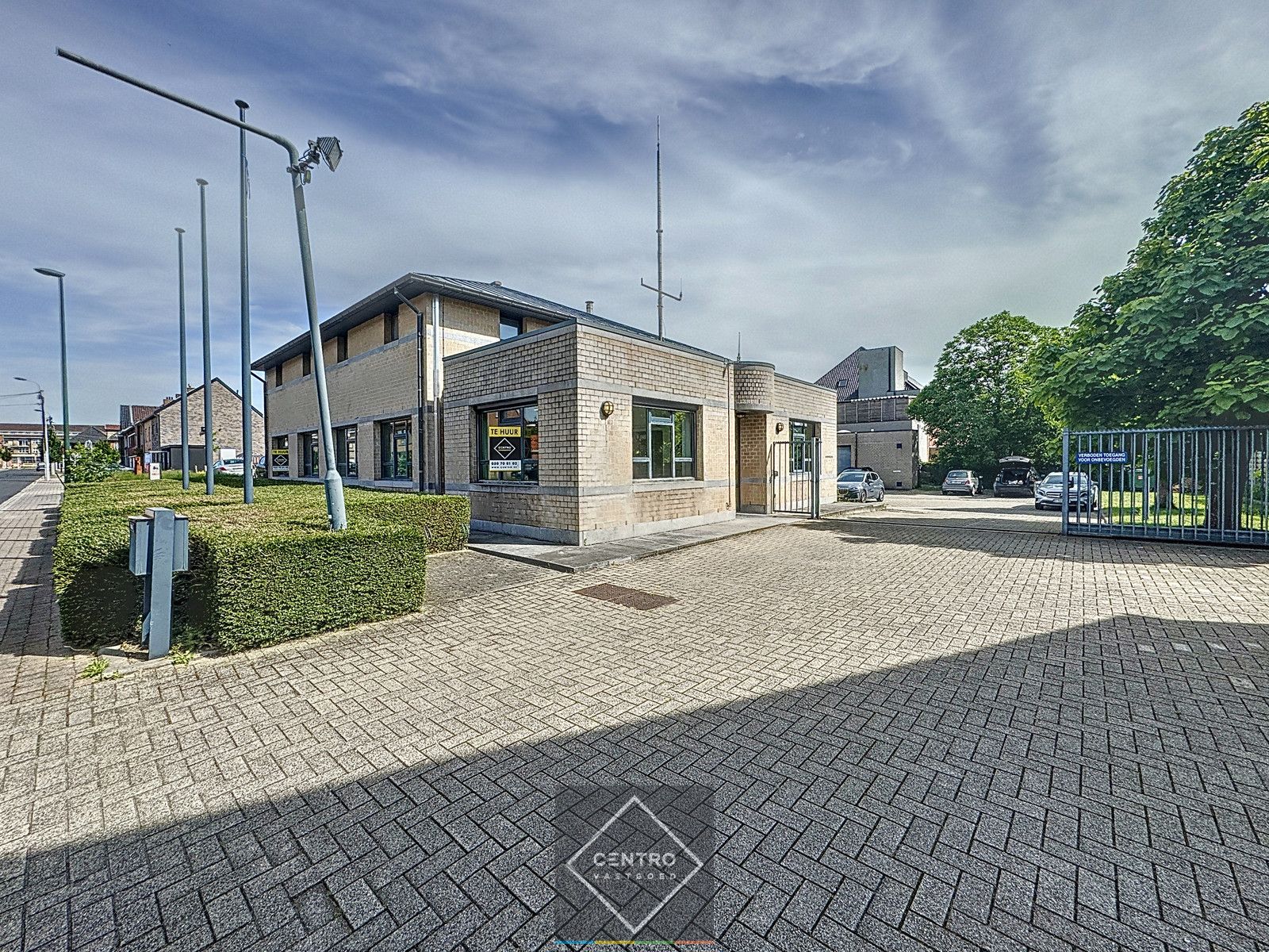 POLYVALENT (kantoor, praktijk, handel) PAND (240m² + 180m²) met 30-tal gemeenschappelijke parkeerplaatsen rondom het gebouw naast de oprit van DELHAIZE te Torhout (veel passanten = gratis publiciteit)! foto 4