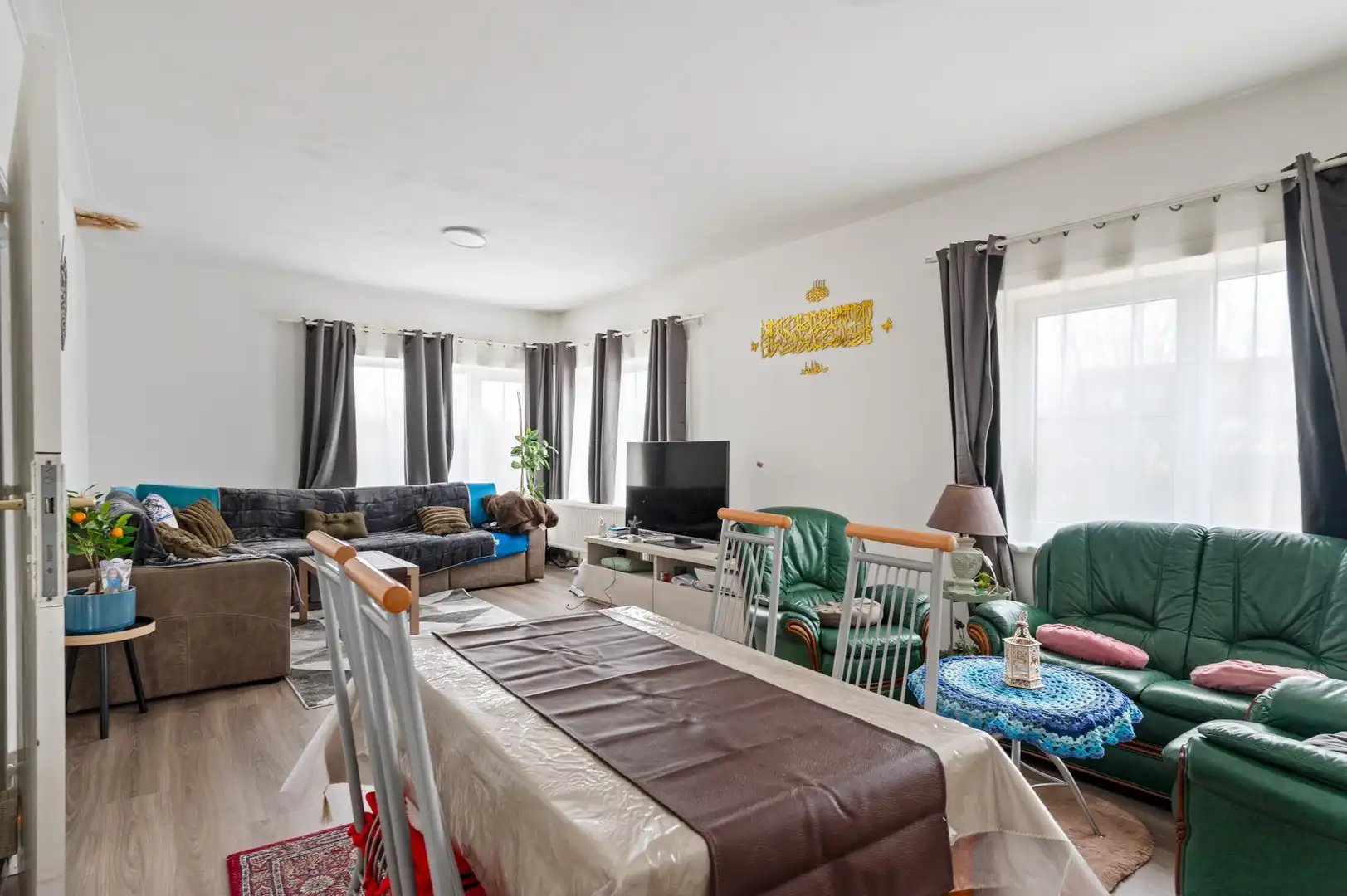 Veelzijdig handelspand met appartement en openbare parking foto 7