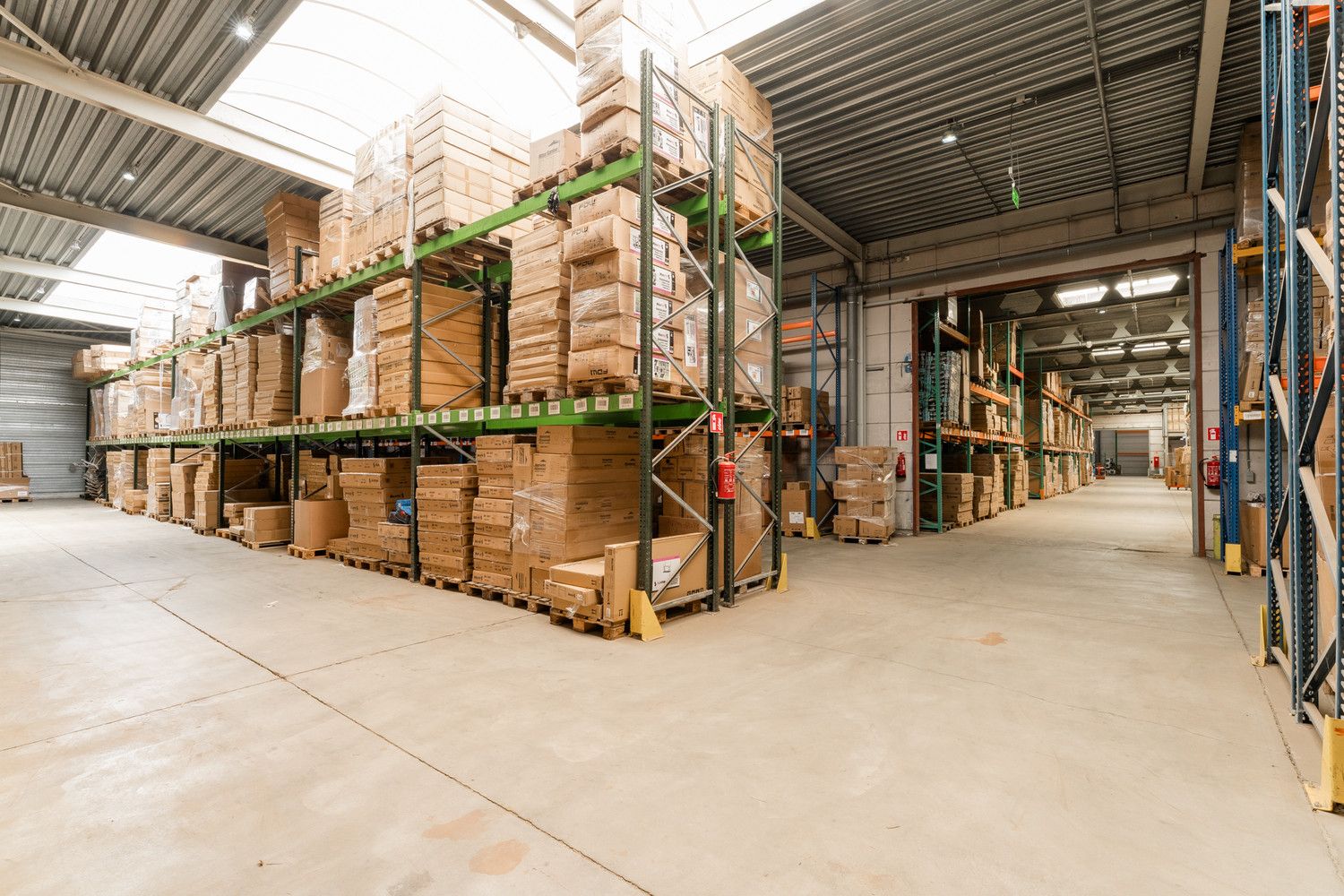 RUIM MULTIFUNTIONEEL BEDRIJFSPAND MET KANTORENCOMPLEX foto 21