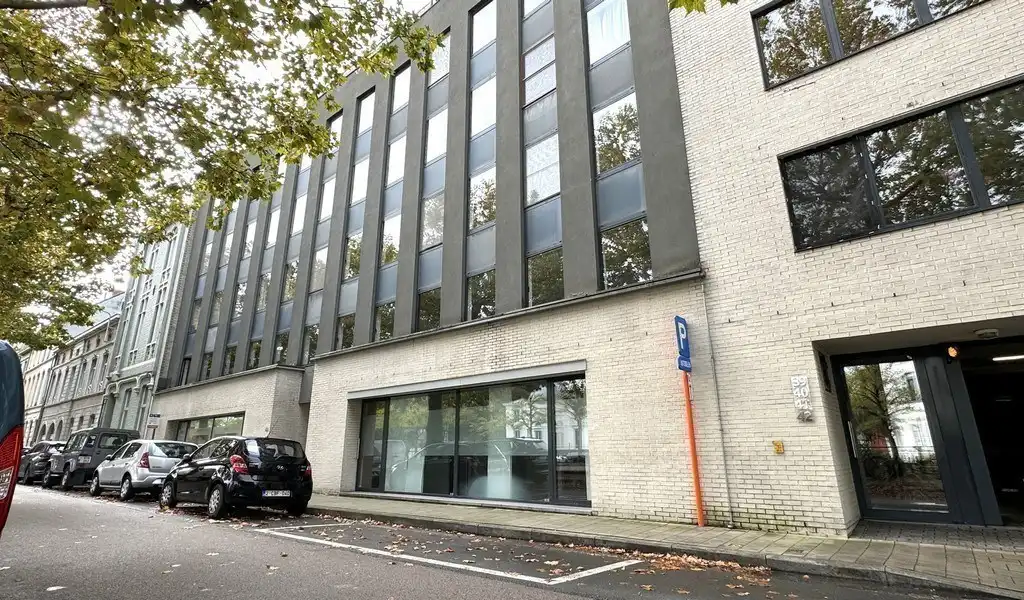 Rustig gelegen kantoor te huur vlakbij centrum Gent foto {{pictureIndex}}