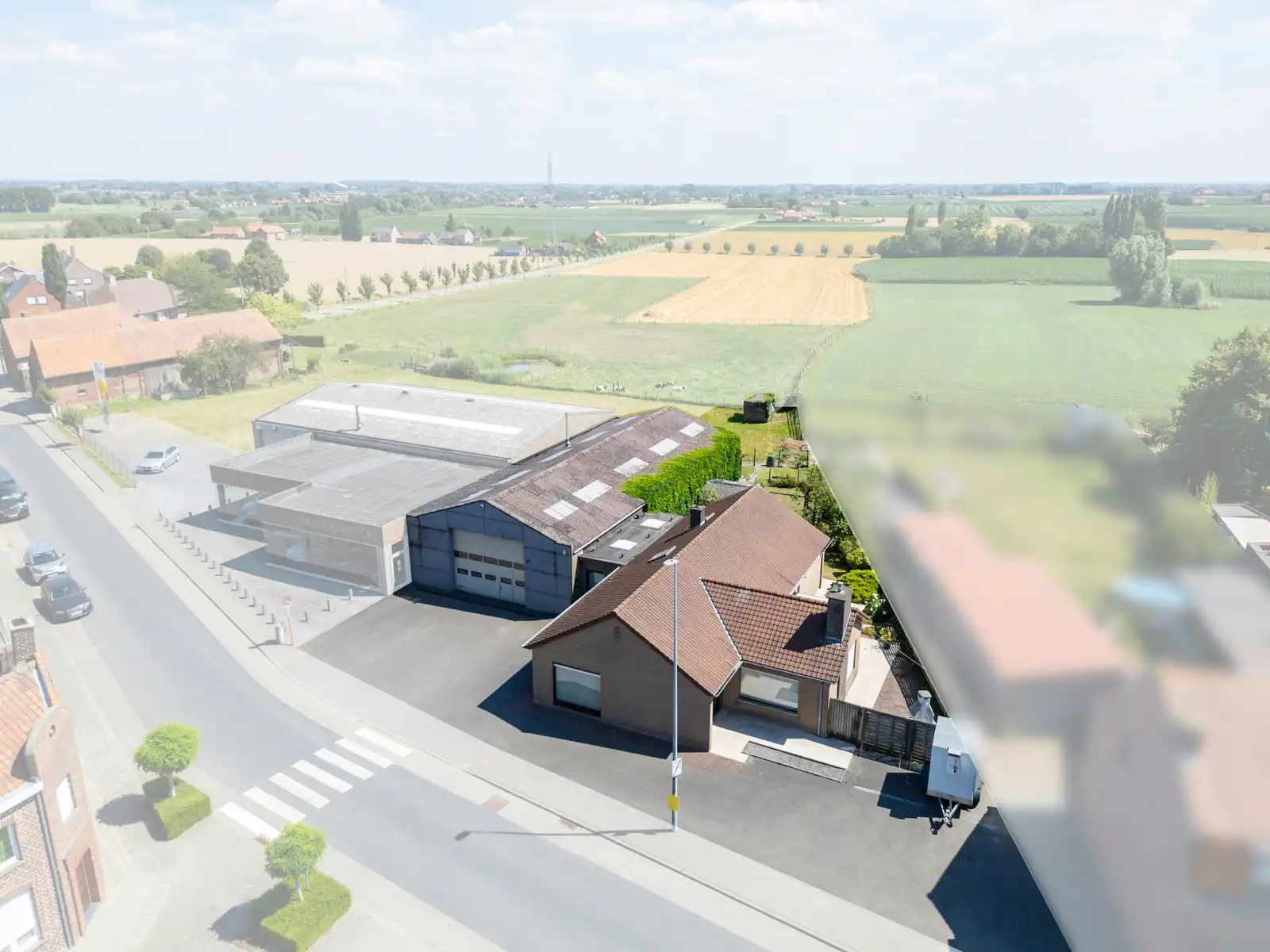 Ruime woning met loods foto {{pictureIndex}}