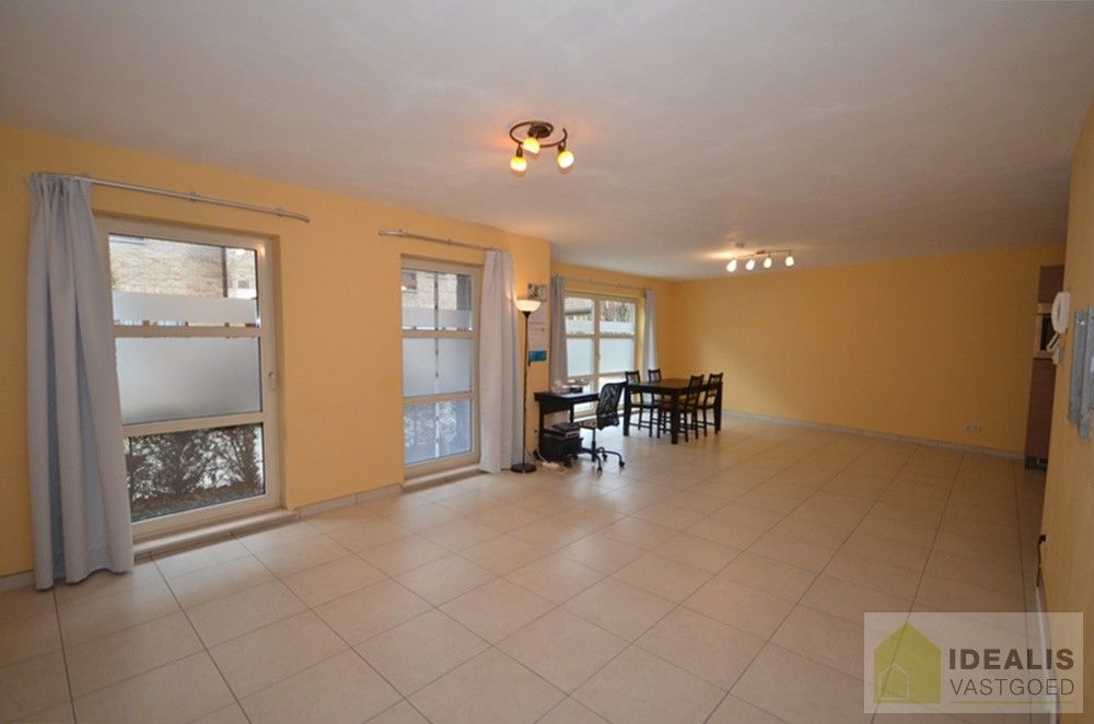 Ruim en aangenaam appartement pal in het centrum van Neerpelt! foto 3