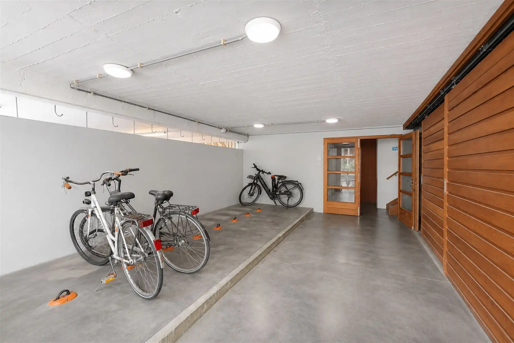 Lichtrijke kantoorruimten met archief - 293 m² over 2 identieke niveaus foto 11