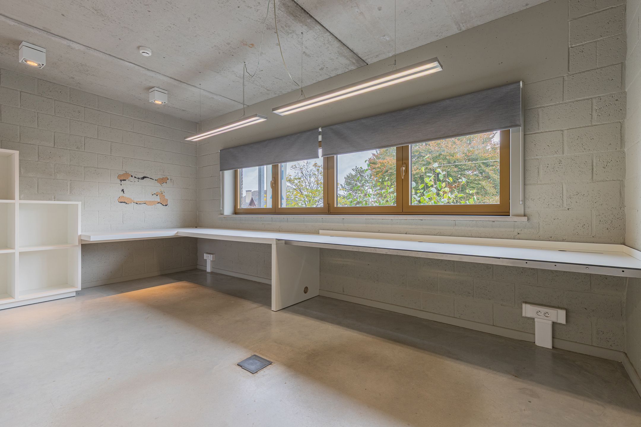 NIEUWERKERKEN - Recent gebouw met magazijn foto 16