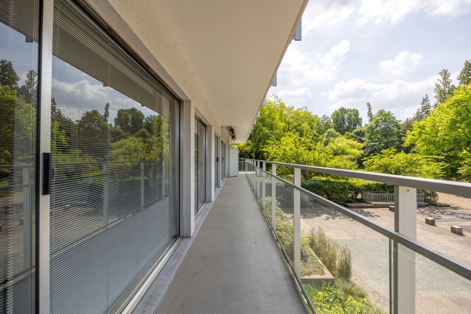 Energiezuinig (EPC B) hoekappartement met uitzonderlijke lichtinval en riant terras te Berchem foto 9