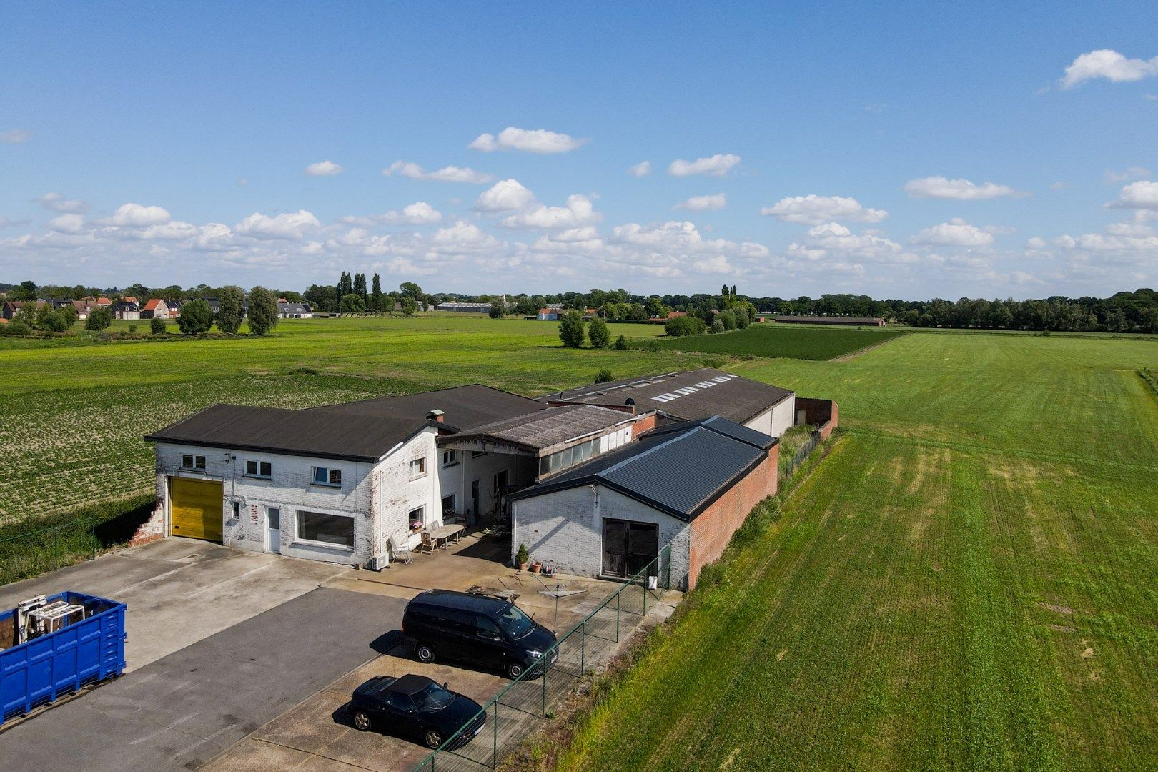 Ruime woning met loods op 2.535 m² in landelijke omgeving te Eernegem foto 2