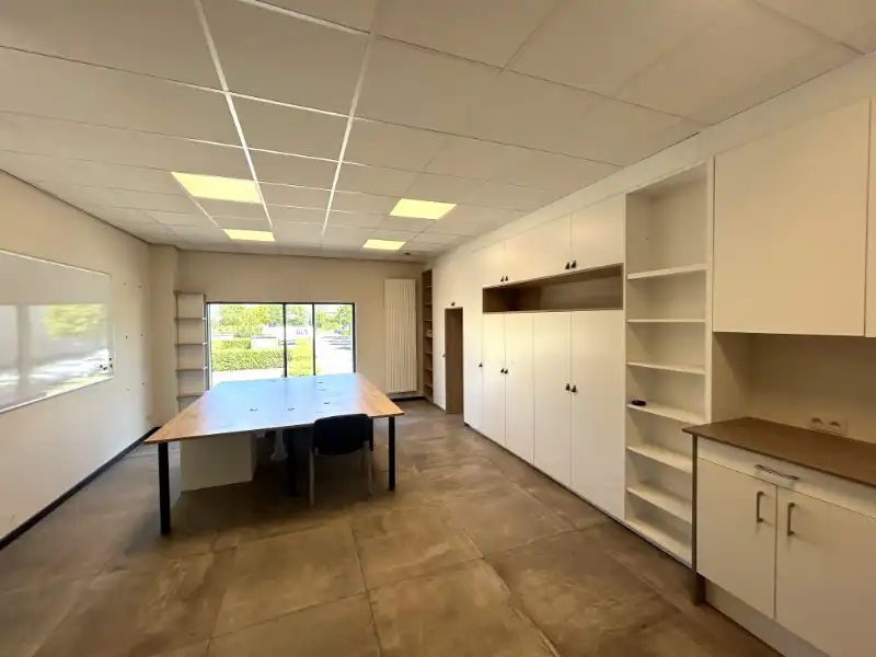 Instapklare KMO-unit met kantoren (±355 m²) op topligging foto 10