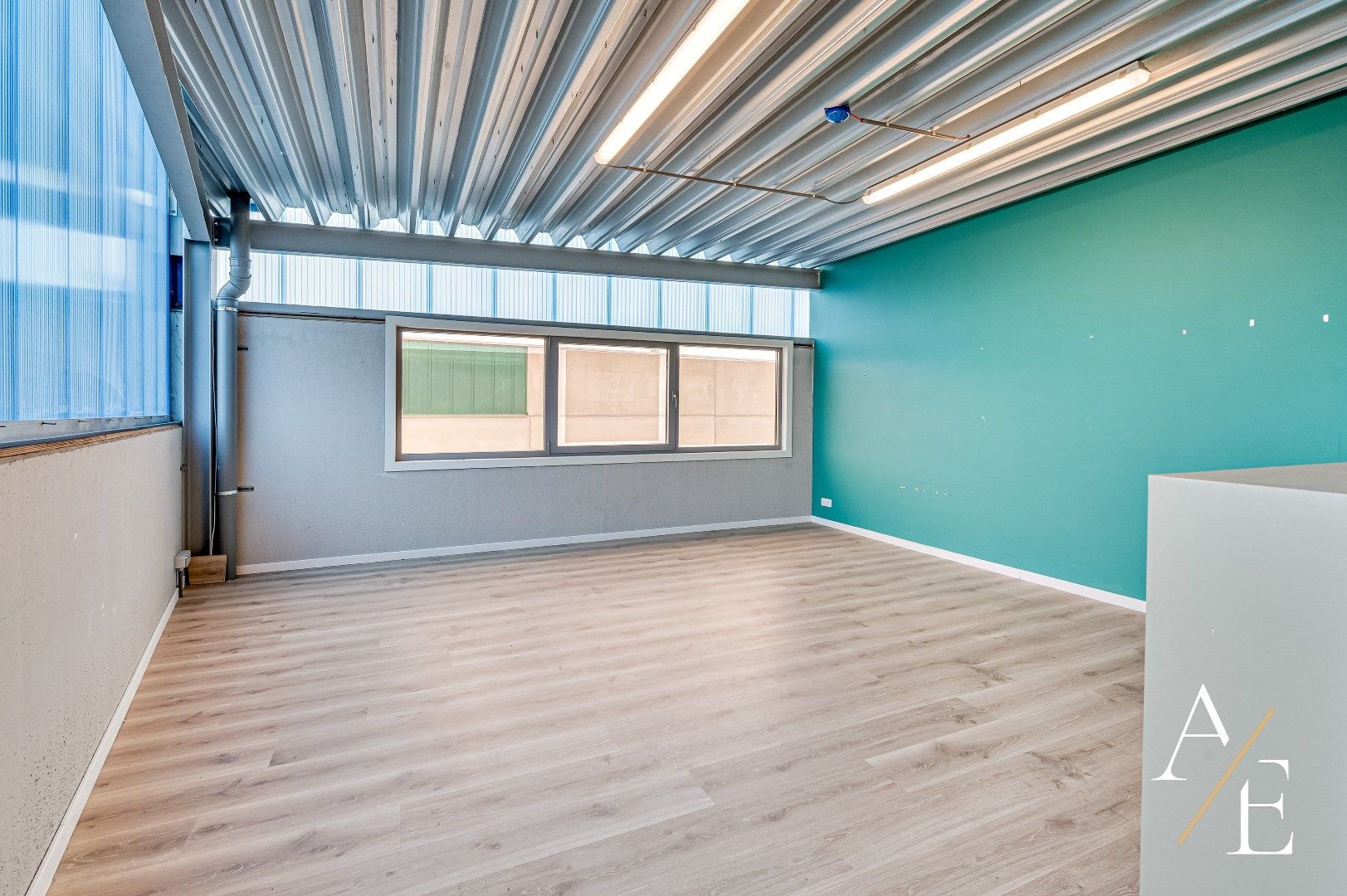 OOSTAKKER - Strategisch gelegen kmo unit van 198m² met showroom en bureau foto 7