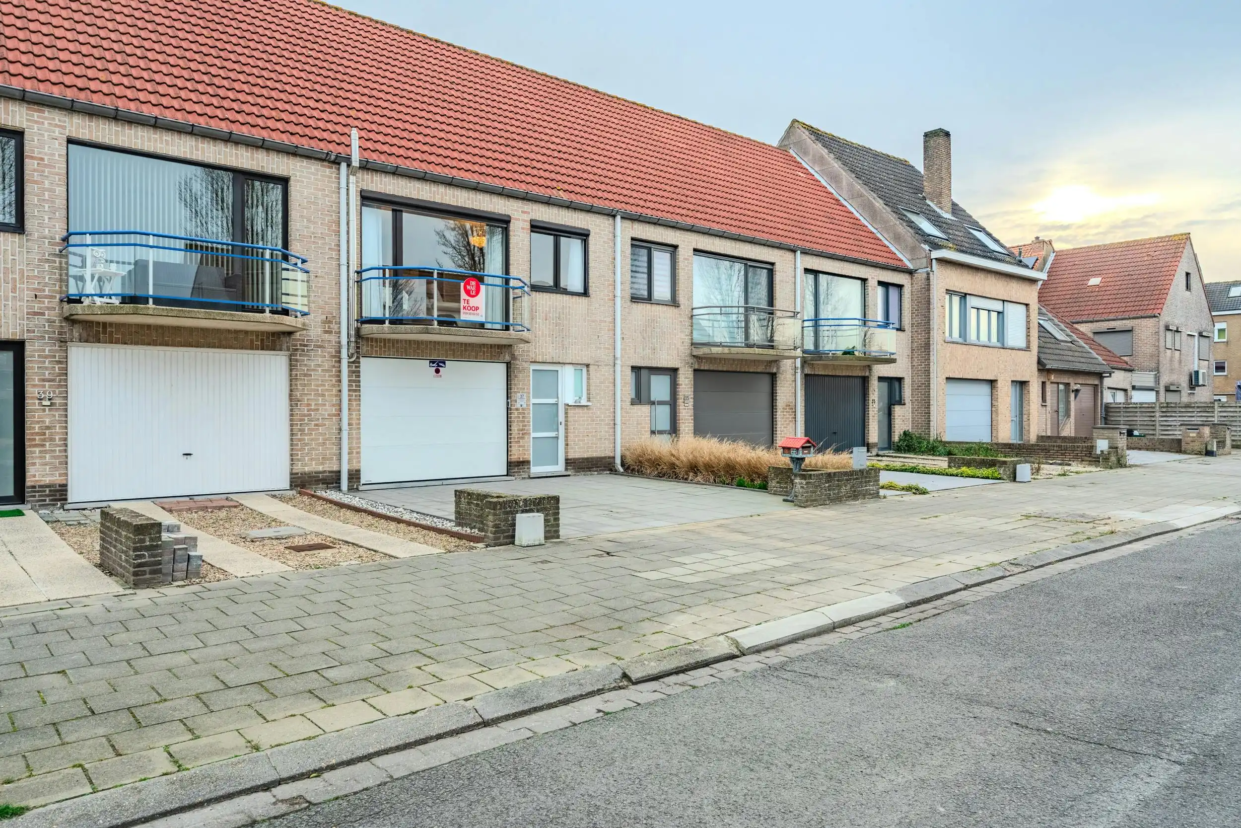 Instapklare rijwoning met zonnige tuin te Oostende foto {{pictureIndex}}