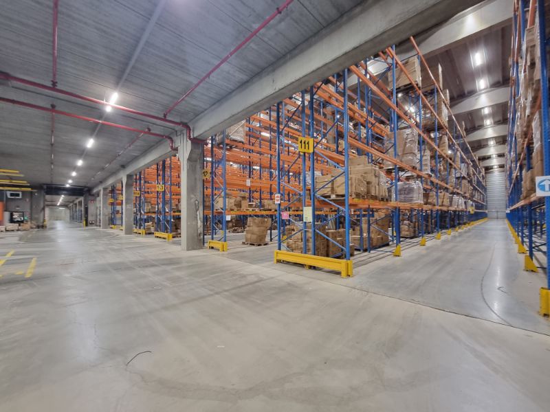Tijdelijk logistiek gebouw te huur foto {{pictureIndex}}