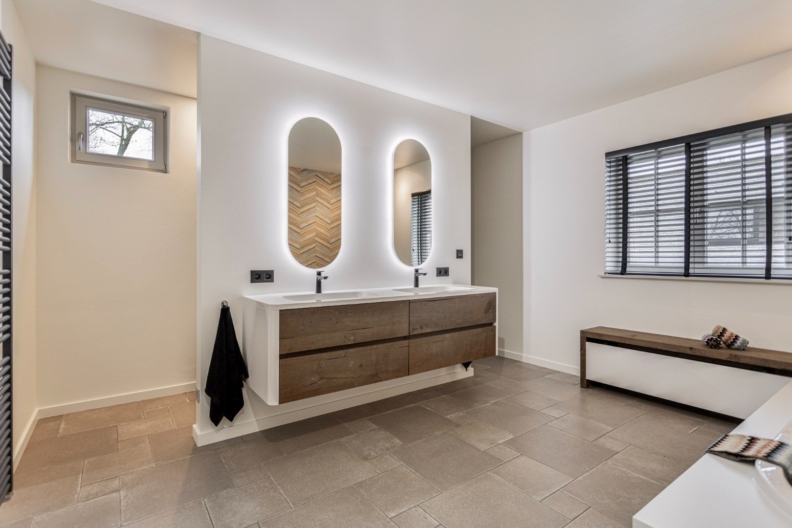 Ruim ingedeelde kwalitatieve villa op 12 are met adembenemd zicht op achterliggend groen. foto 32