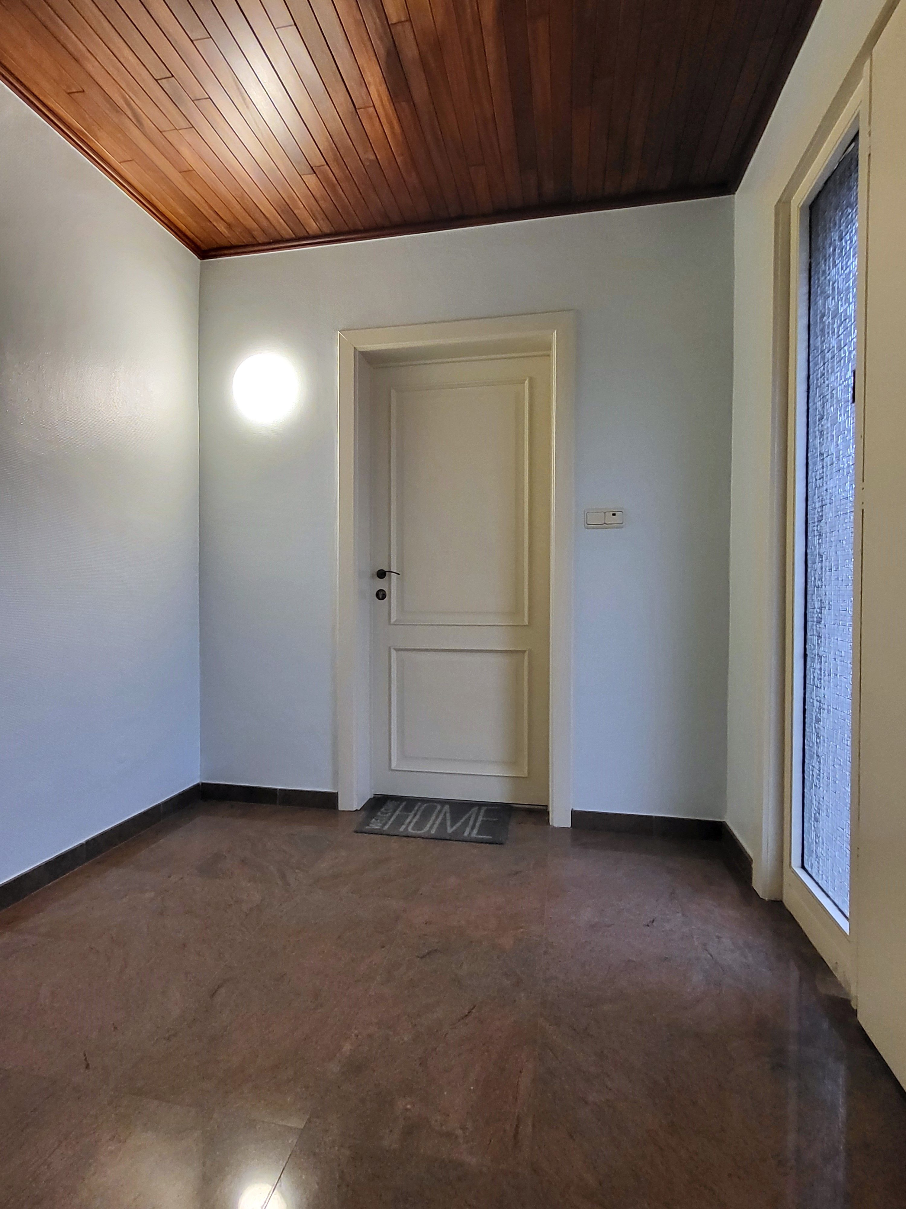 Prachtige koppelwoning met zonnige oprit/ terras, garage en 2 autostaanplaatsen.  foto 4