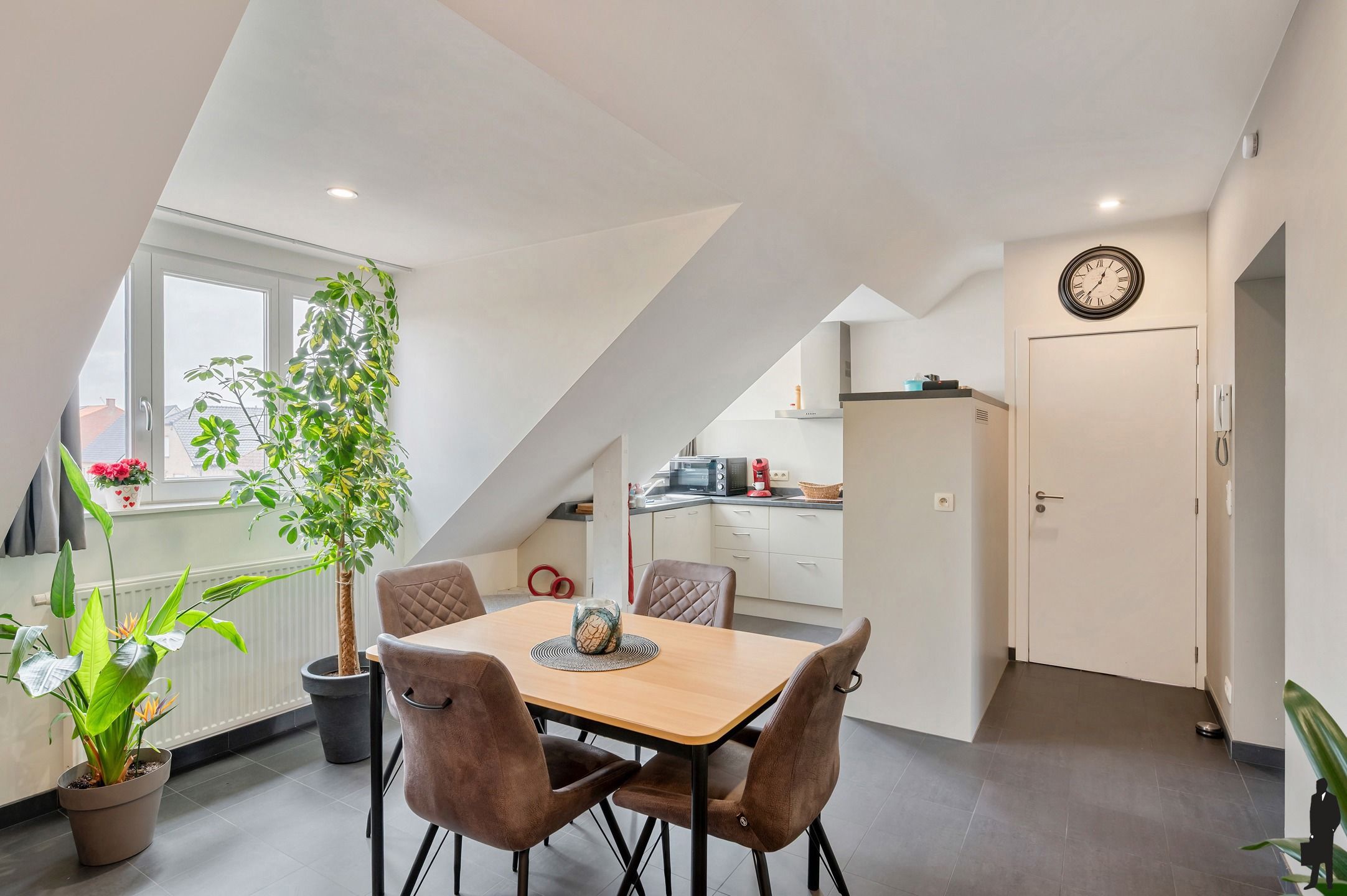 Polyvalent gebouw met 60 parkeerplaatsen en appartement! foto 17